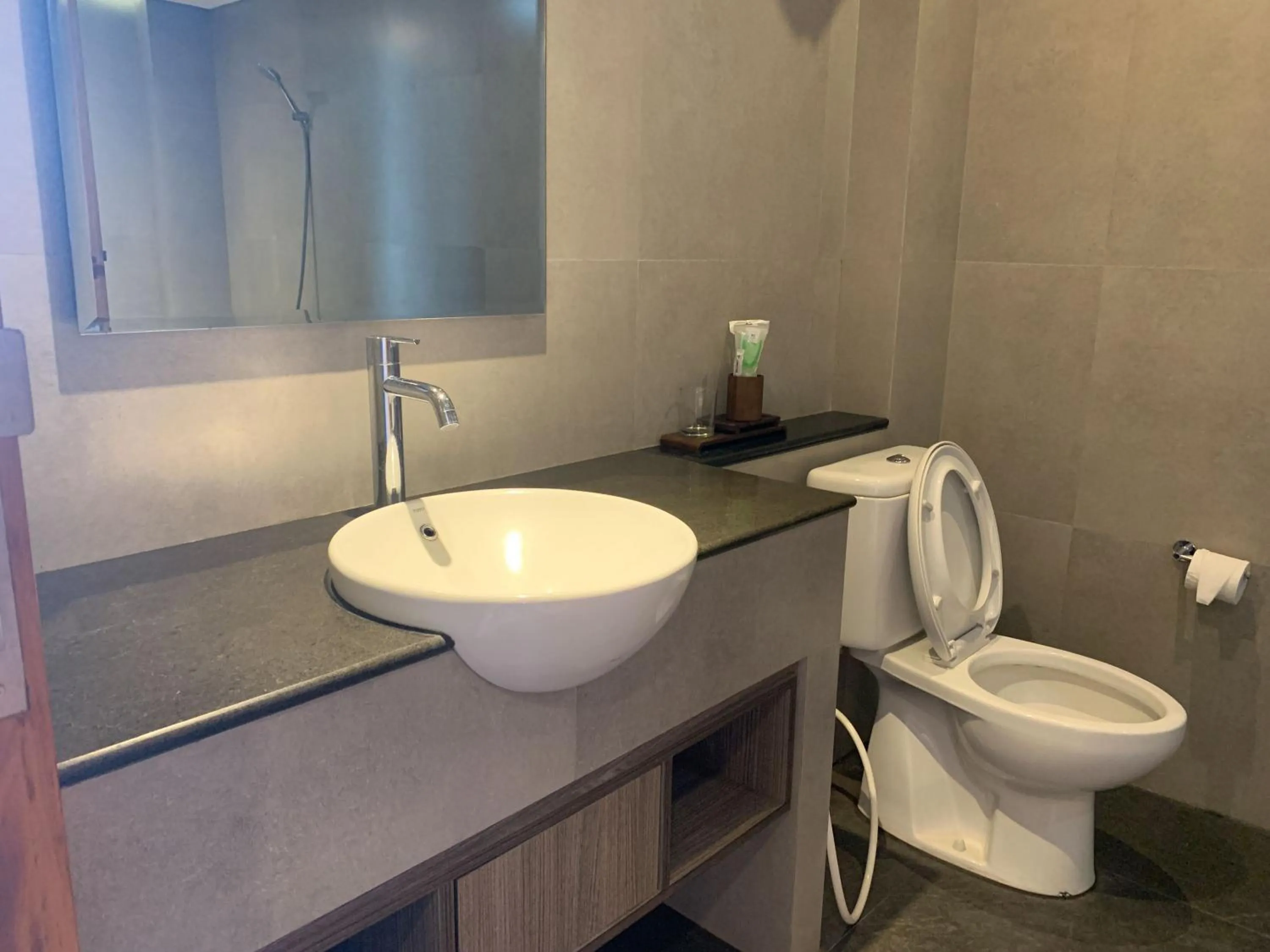 Bathroom in Urbanview Hotel Nardis Living near UMY