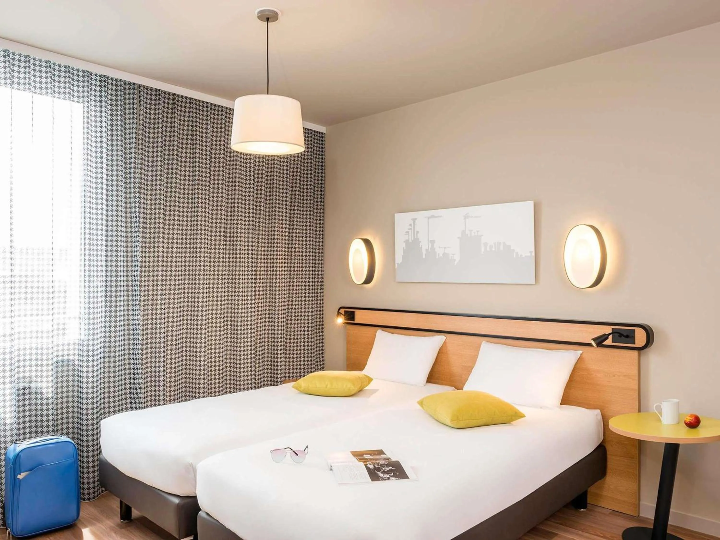 Property building, Bed in Aparthotel Adagio Access Paris Massy Gare