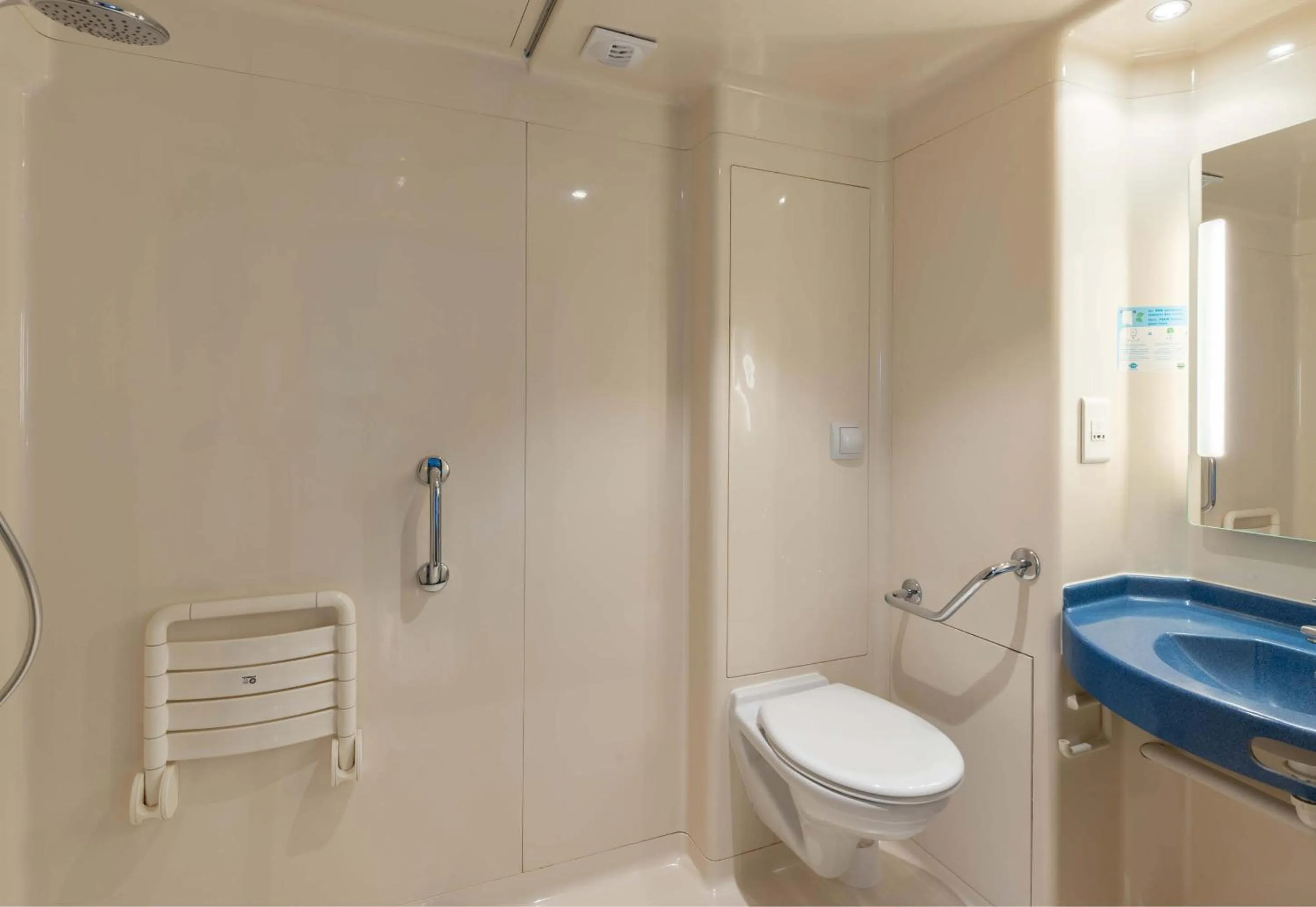 Bathroom in B&B HOTEL Calais Terminal Cité Europe 2 étoiles