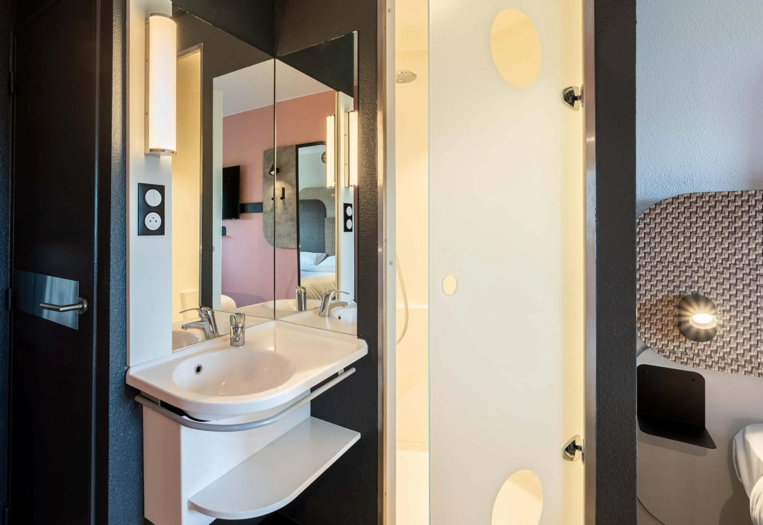 Bedroom in B&B HOTEL Calais Terminal Cité Europe 2 étoiles