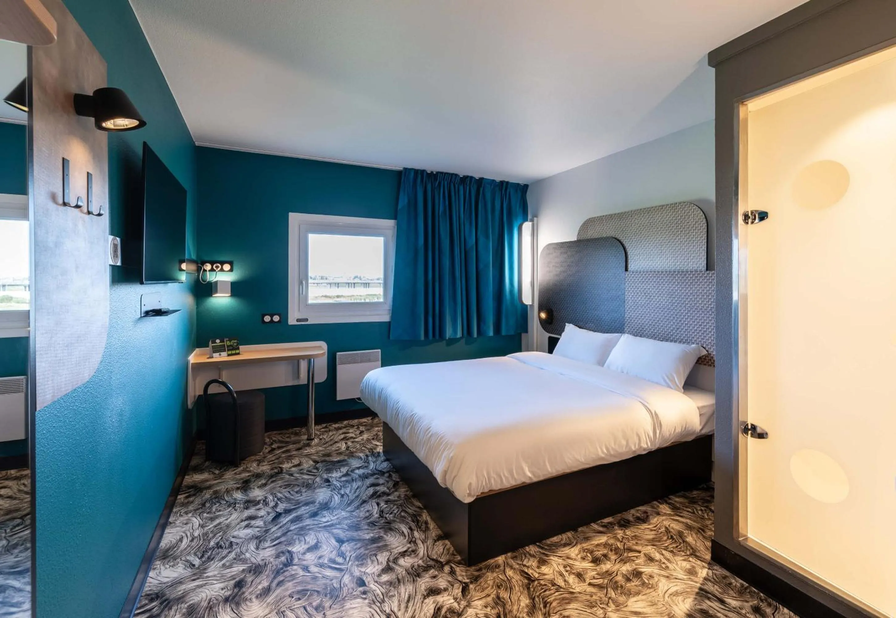 Bedroom, Bed in B&B HOTEL Calais Terminal Cité Europe 2 étoiles