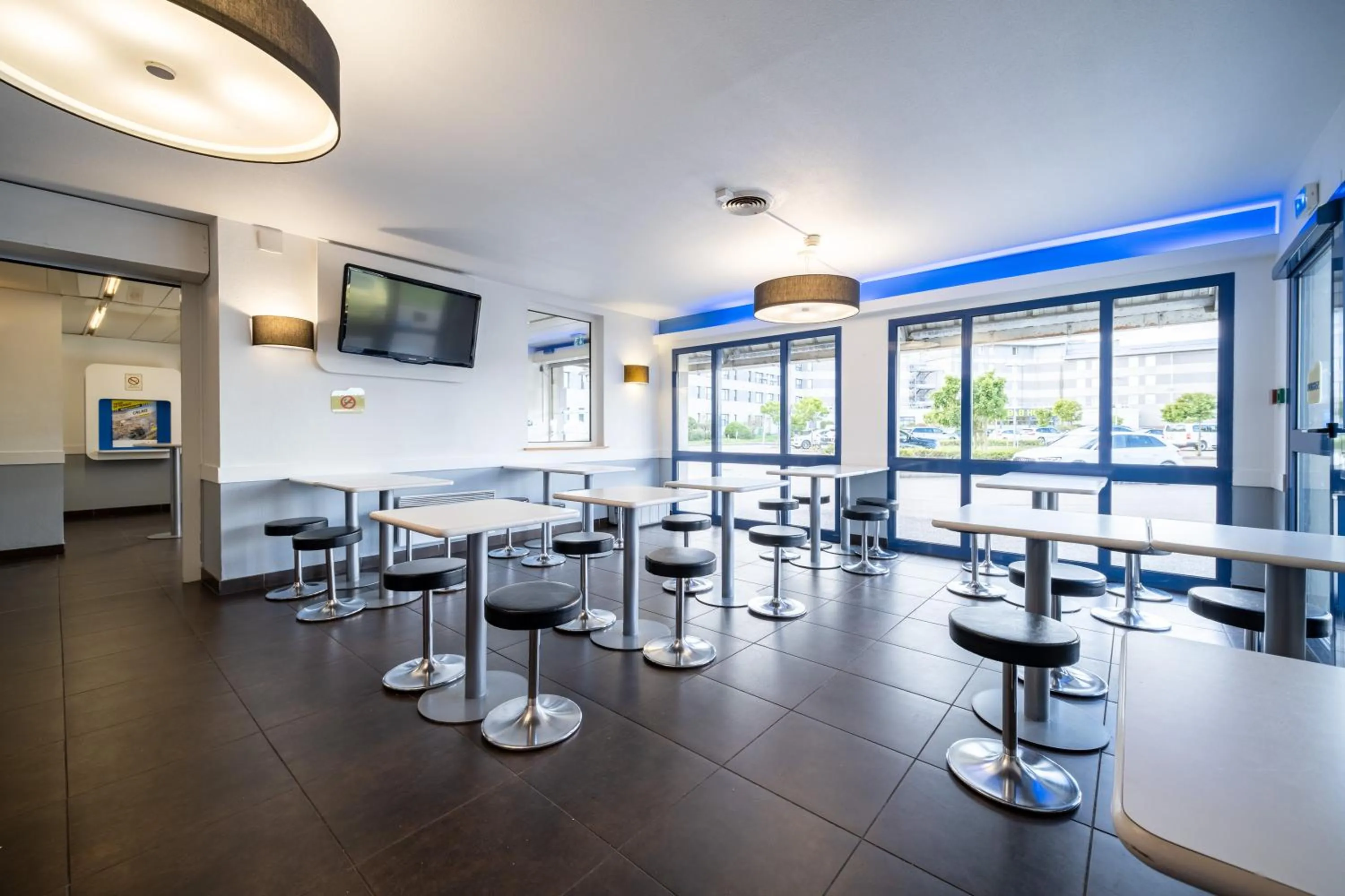 Buffet breakfast in B&B HOTEL Calais Terminal Cité Europe 2 étoiles