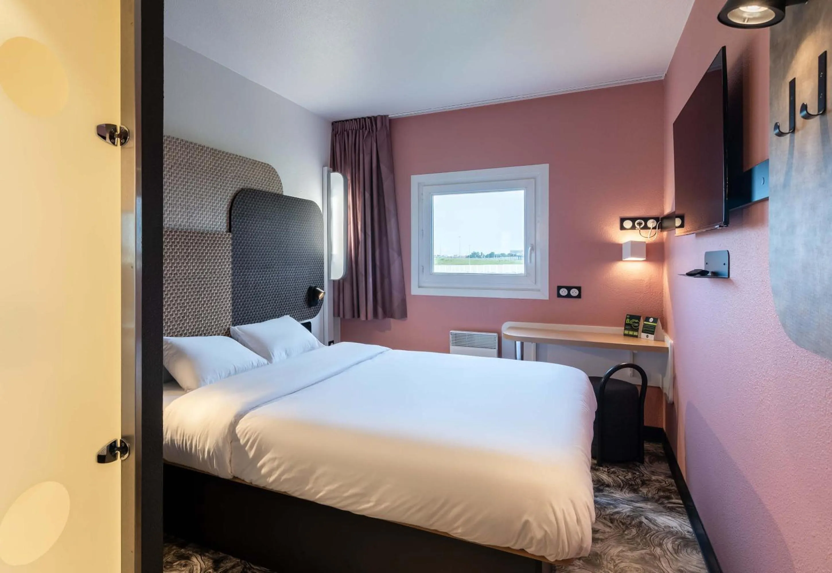 Bedroom, Bed in B&B HOTEL Calais Terminal Cité Europe 2 étoiles