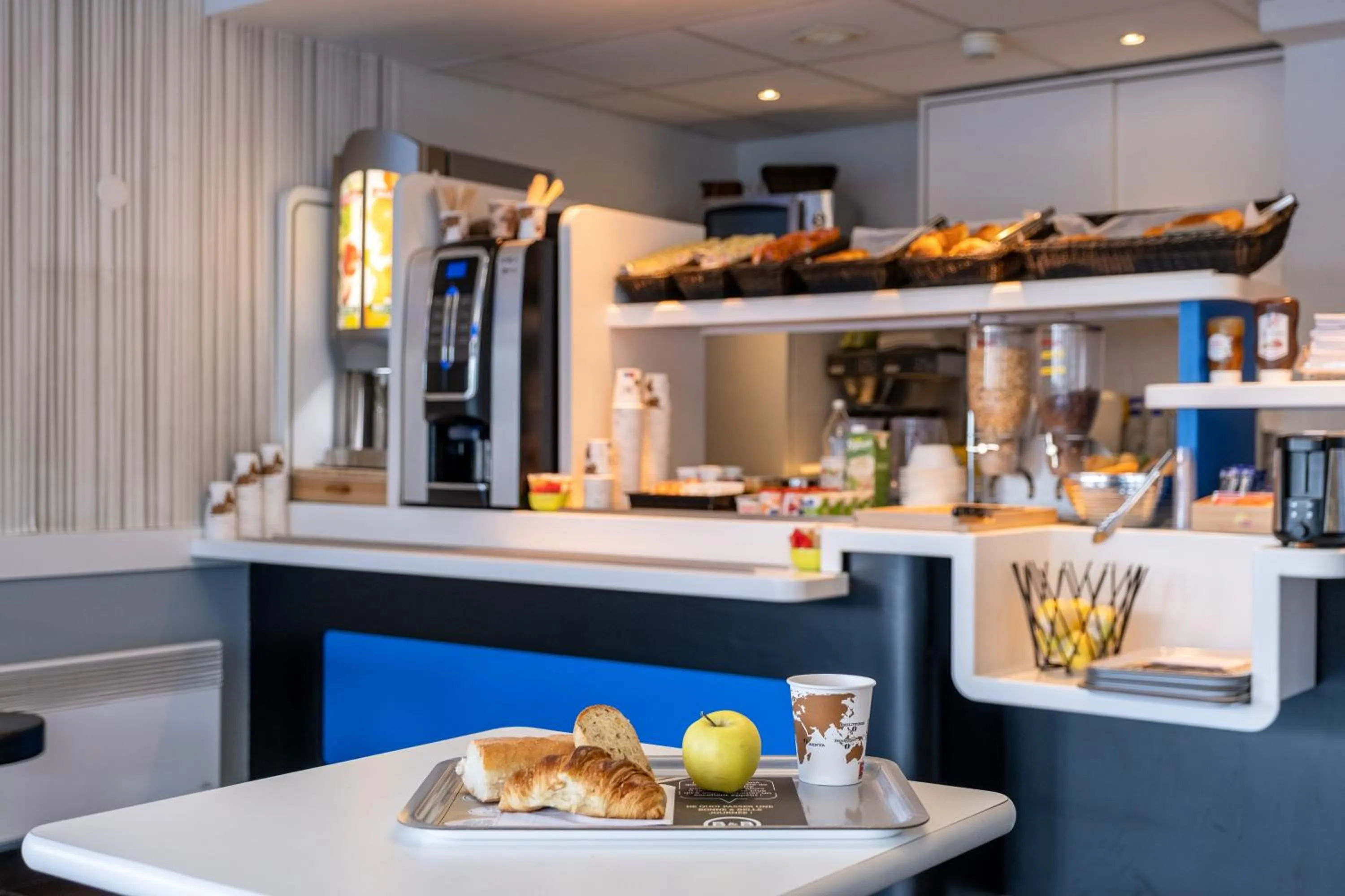 Breakfast in B&B HOTEL Calais Terminal Cité Europe 2 étoiles