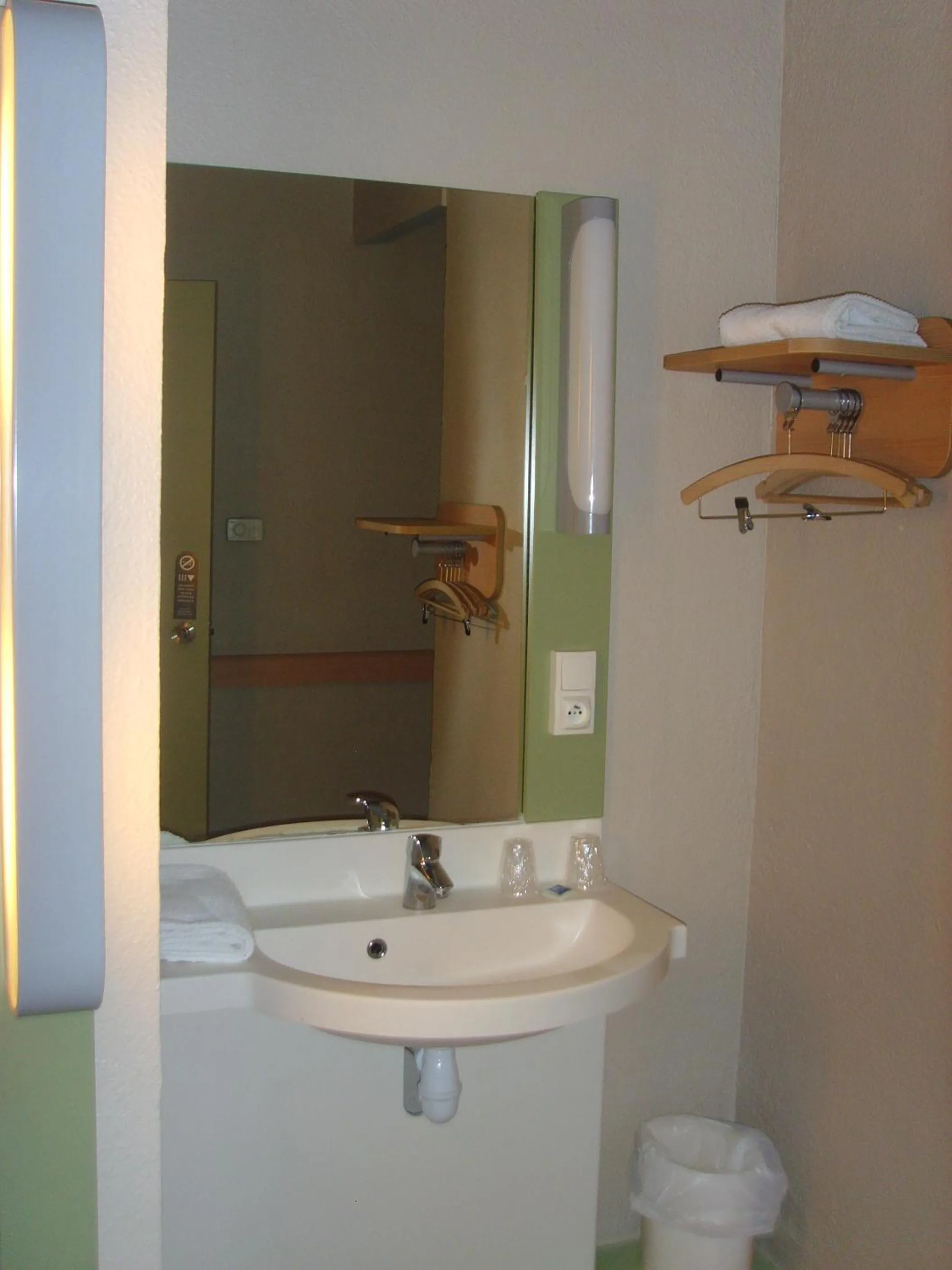 Bathroom in ibis budget L'Isle Adam