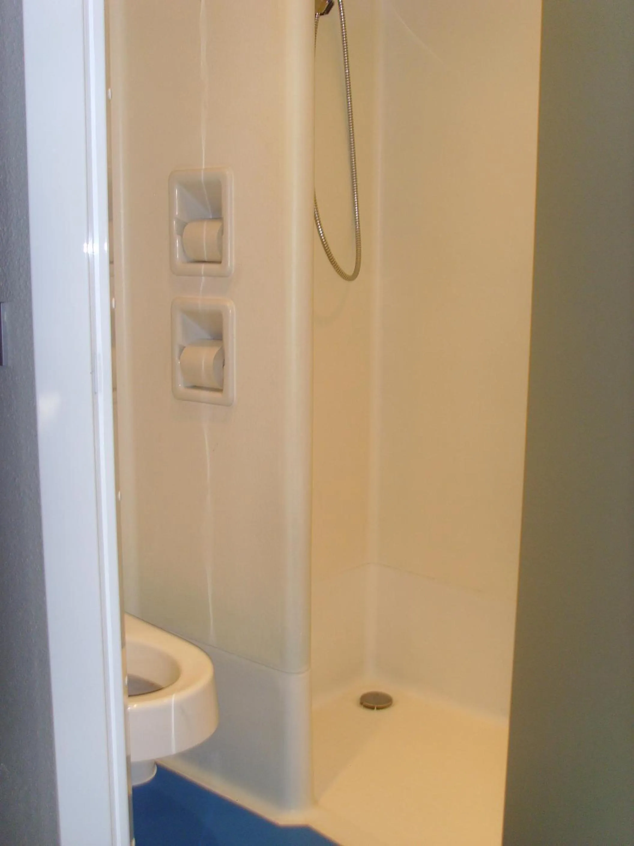 Shower in ibis budget L'Isle Adam