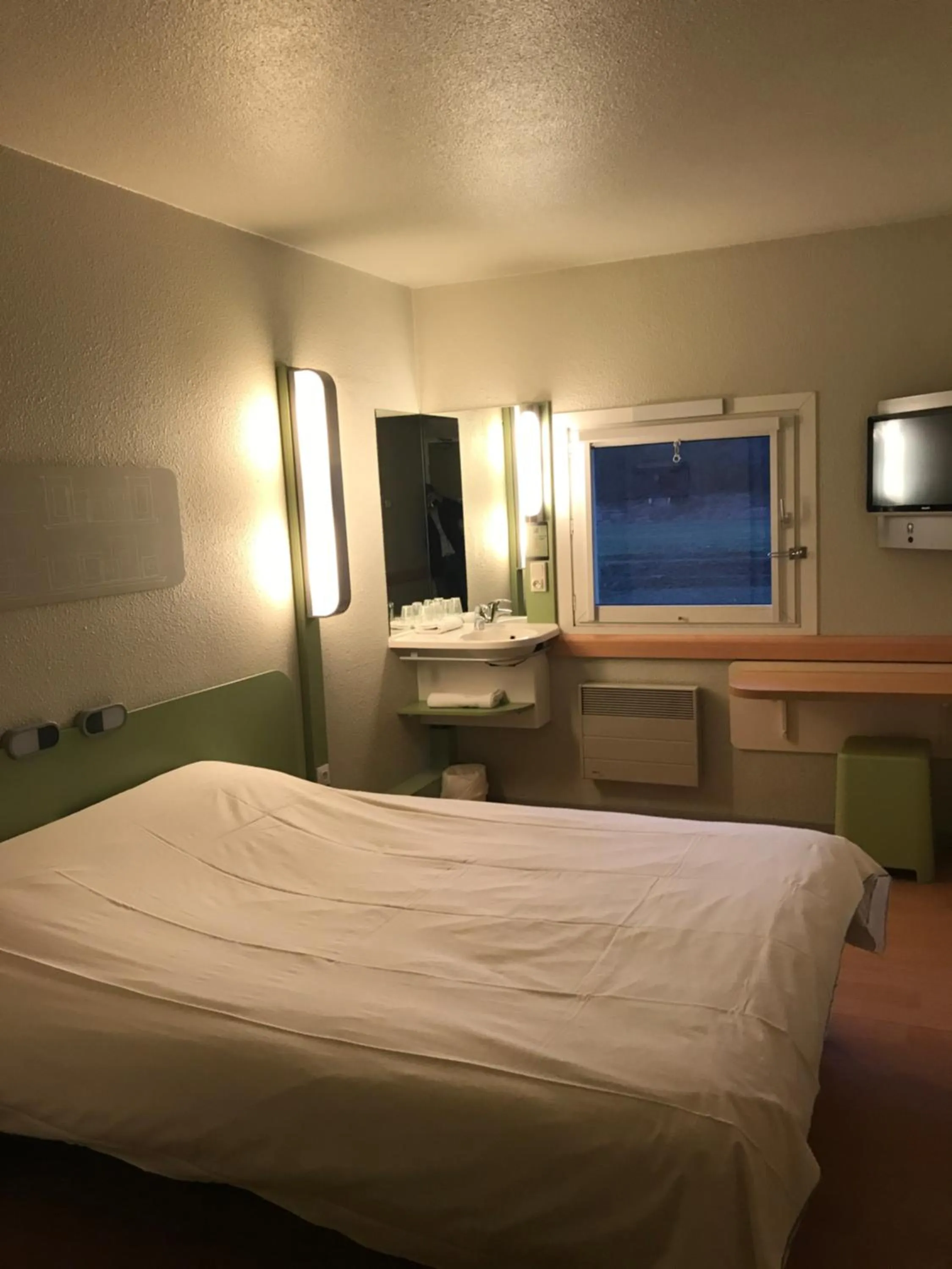 TV and multimedia, Bed in ibis budget L'Isle Adam
