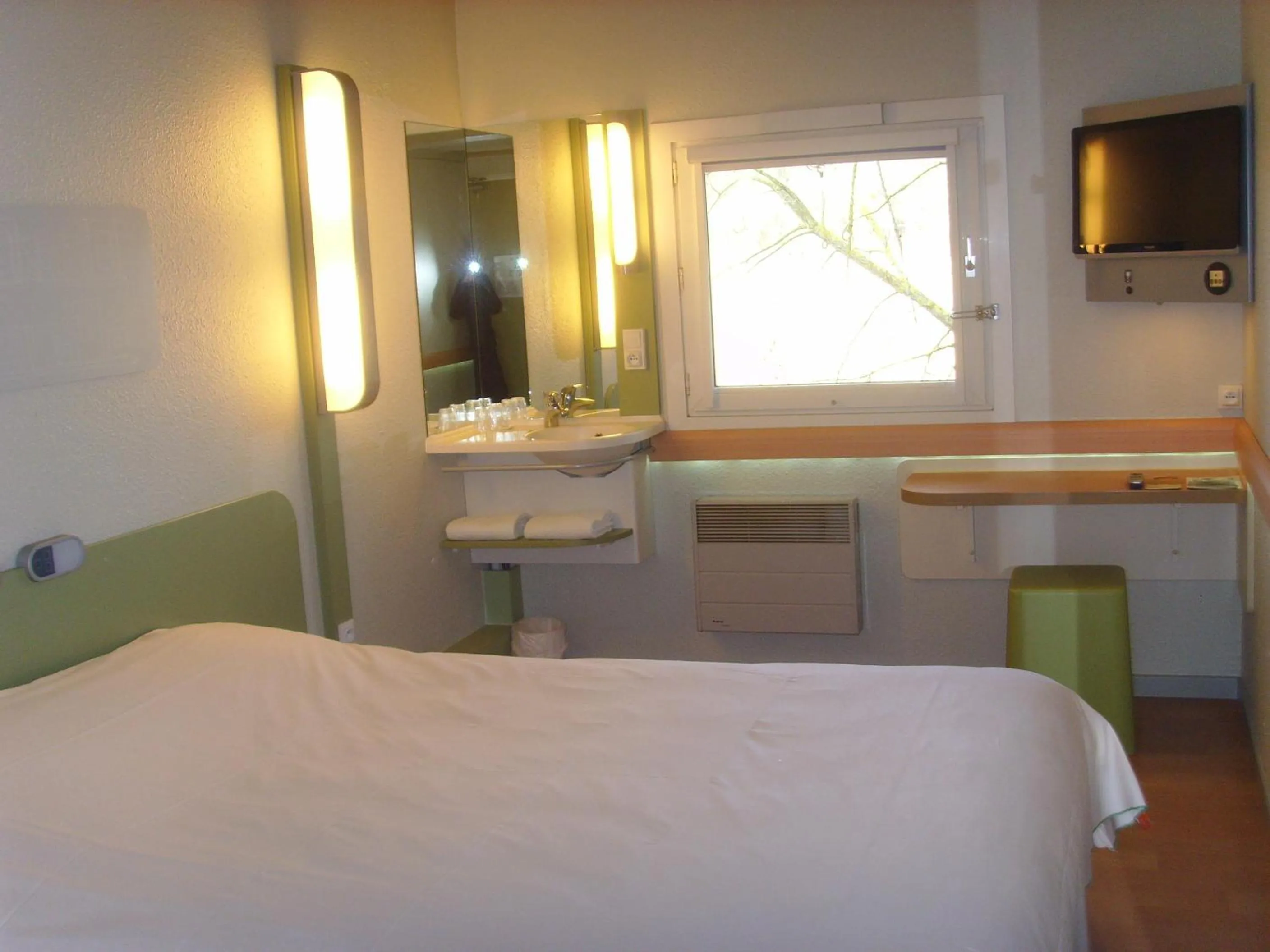 Bedroom, Bed in ibis budget L'Isle Adam