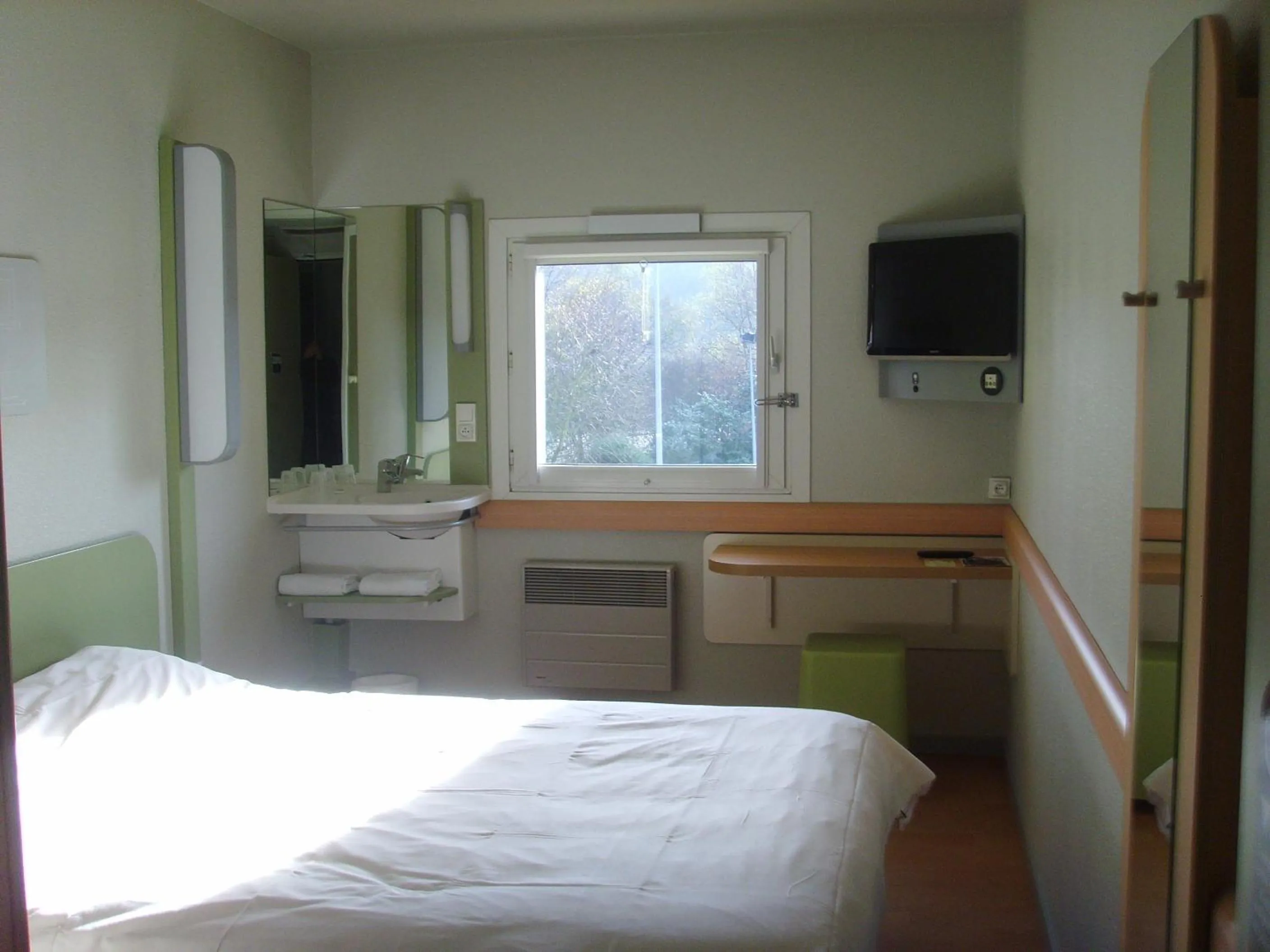 Bed in ibis budget L'Isle Adam