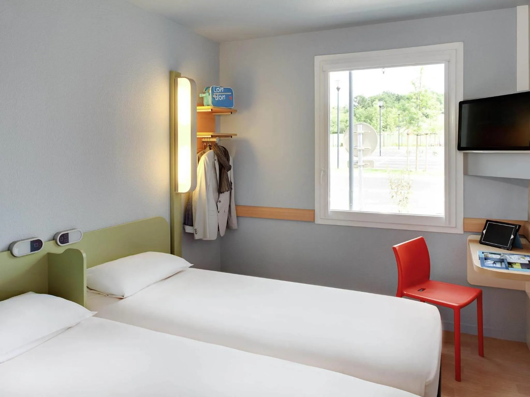 Bedroom, Bed in ibis budget Saint Pourcain