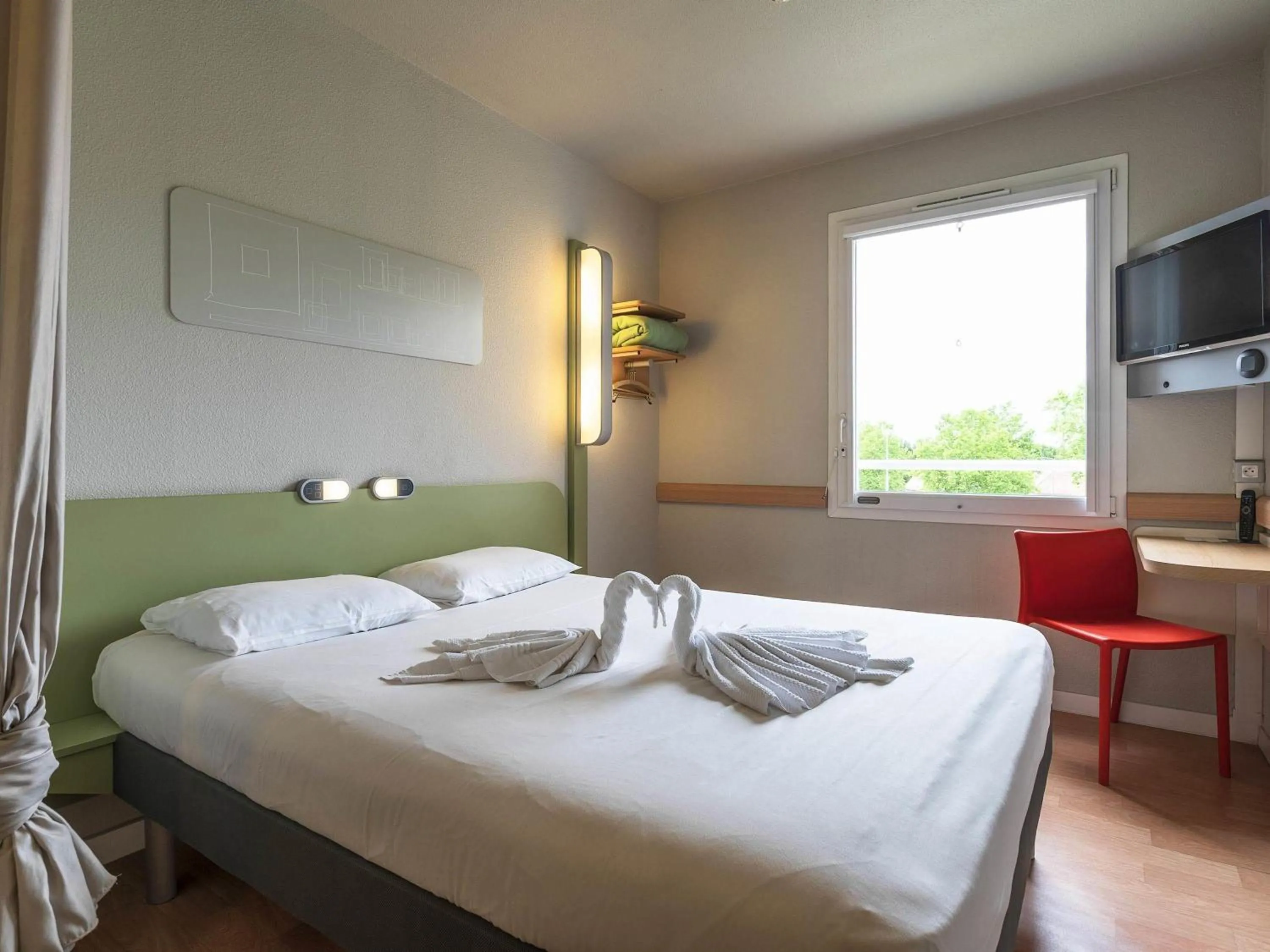 Bedroom, Bed in ibis budget Saint Pourcain