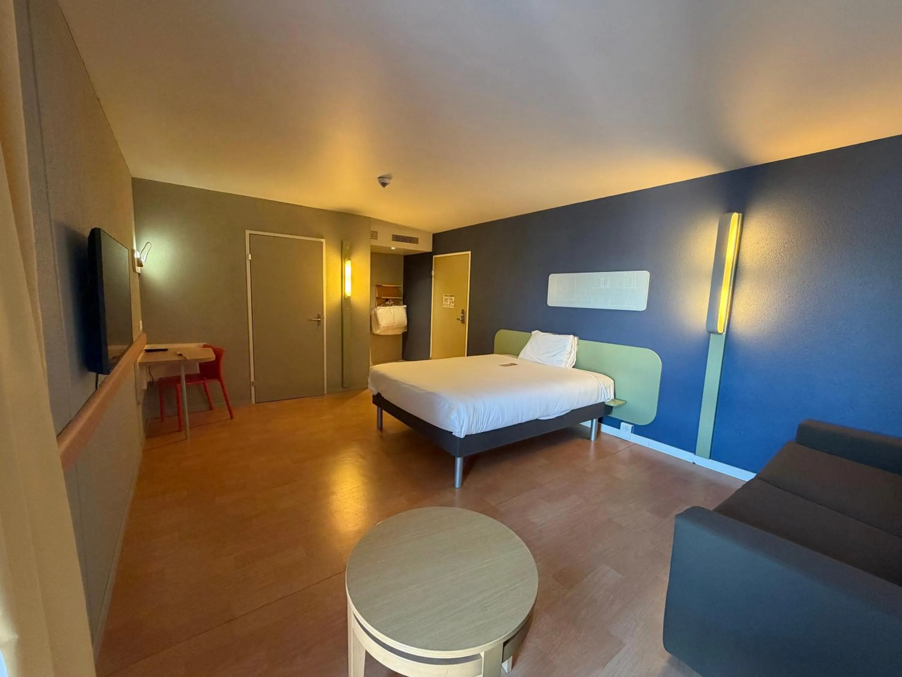 Bedroom, Bed in ibis budget Zurich Airport