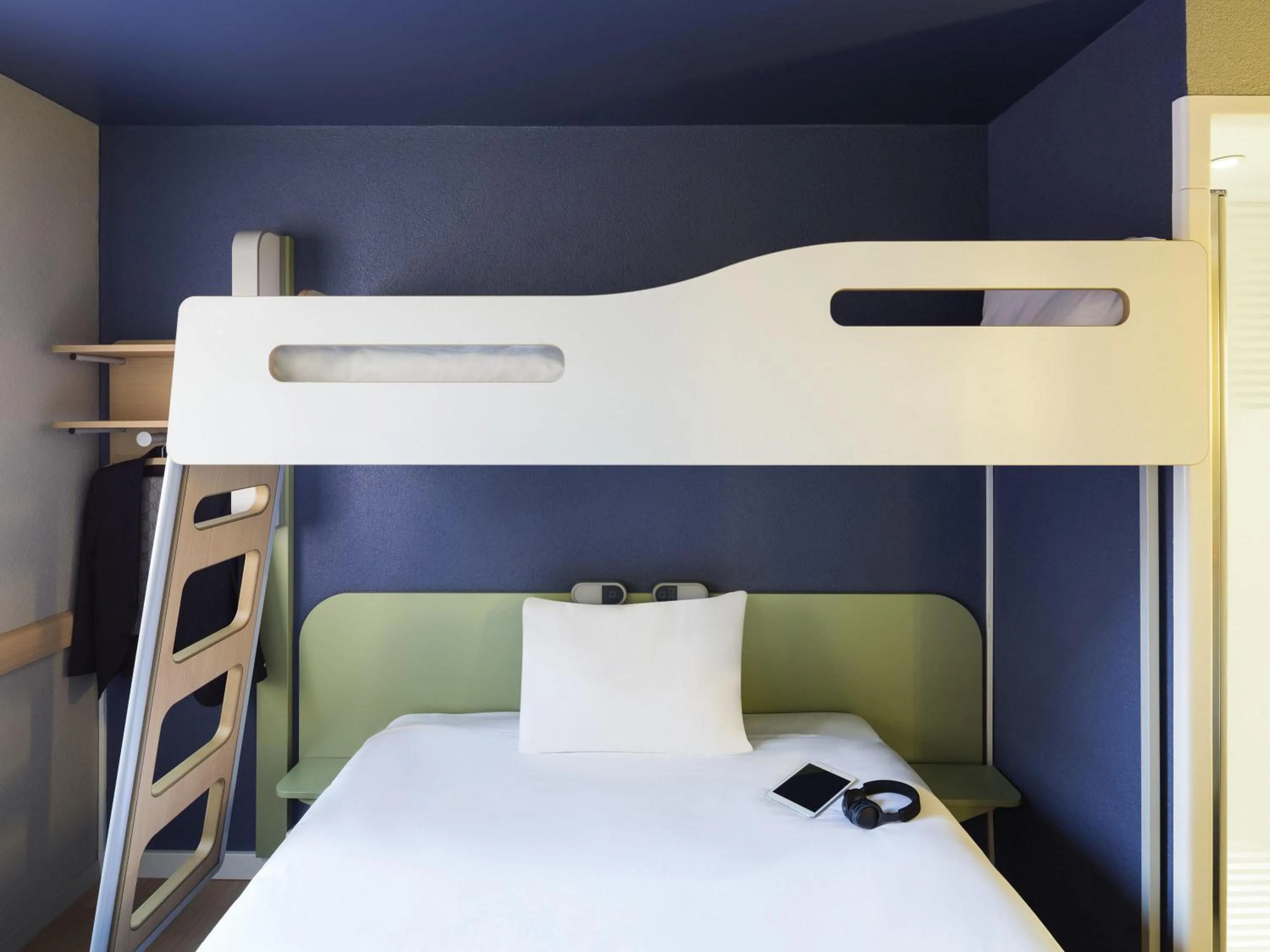 Bedroom, Bed in ibis budget Zurich Airport