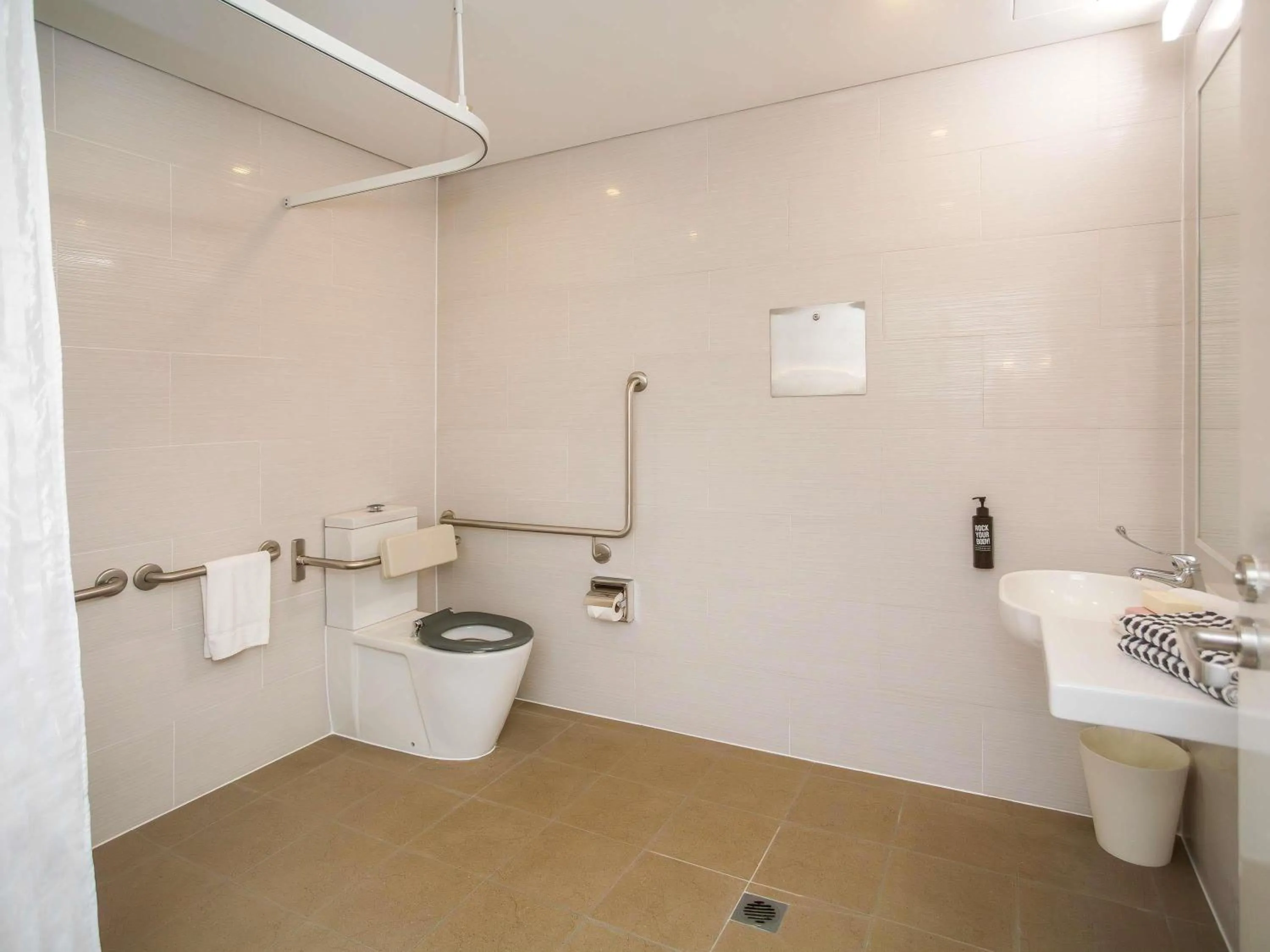 Bedroom in Ibis Styles The Entrance