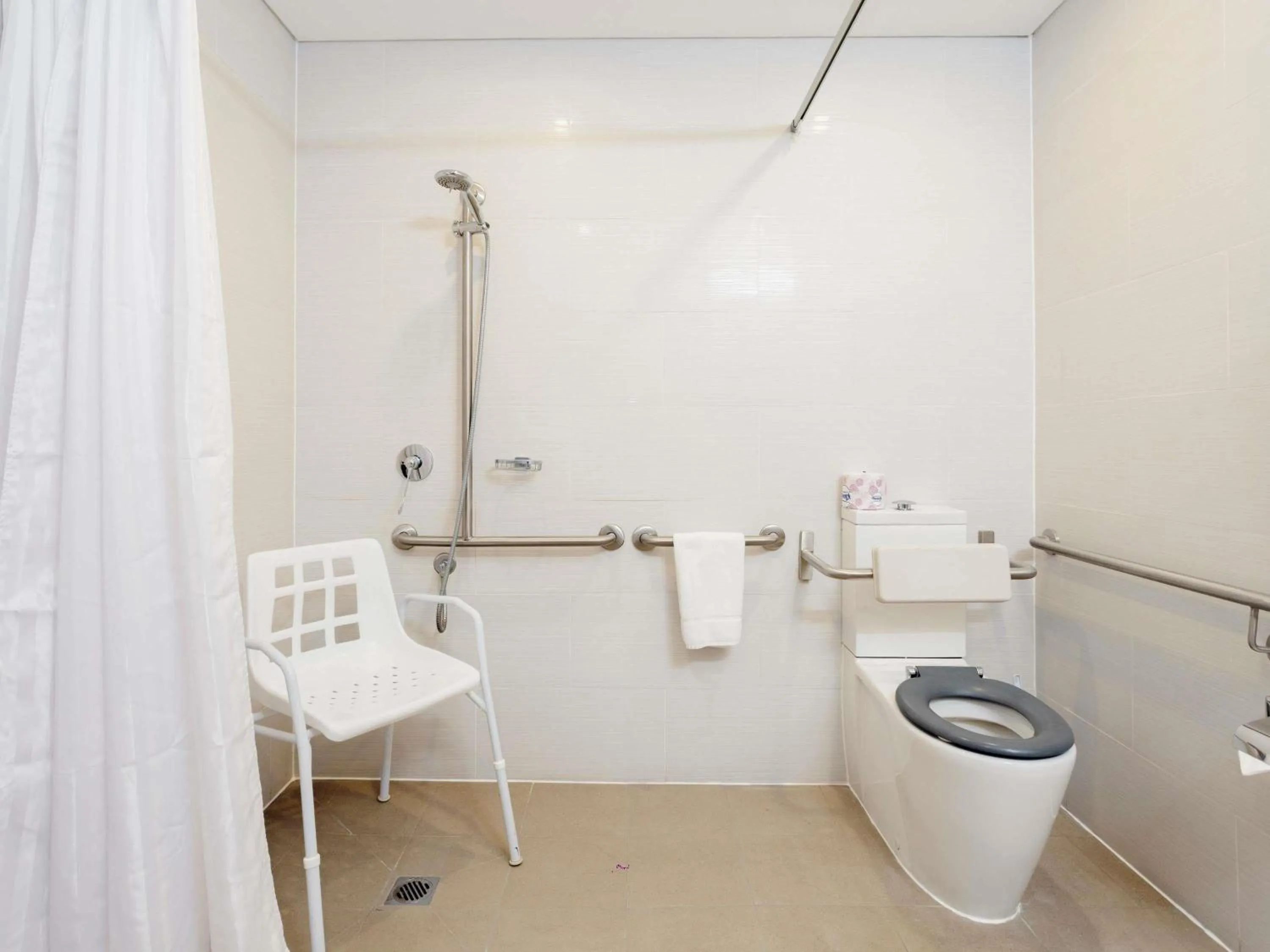 Bedroom in Ibis Styles The Entrance