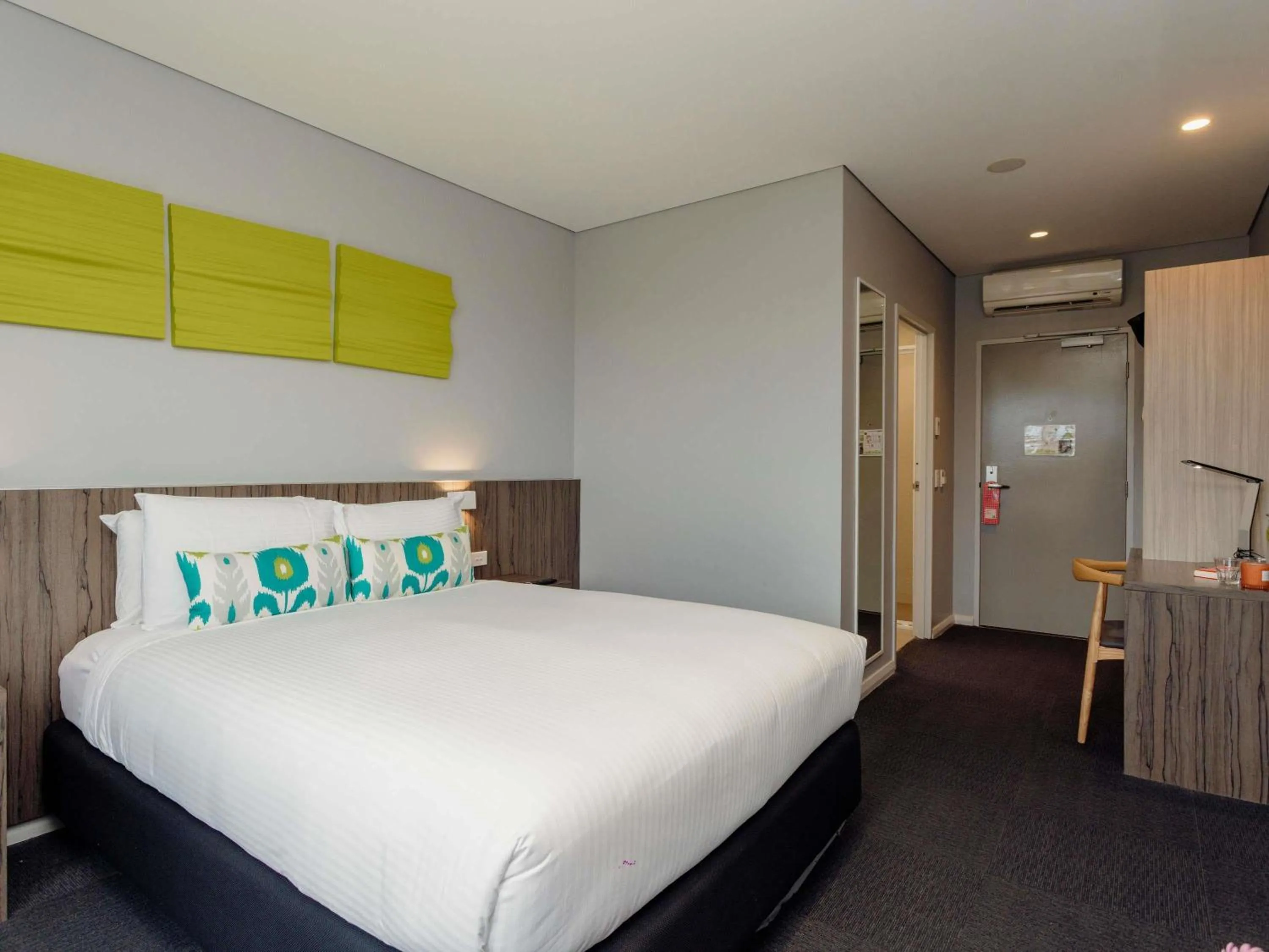 Bedroom, Bed in Ibis Styles The Entrance