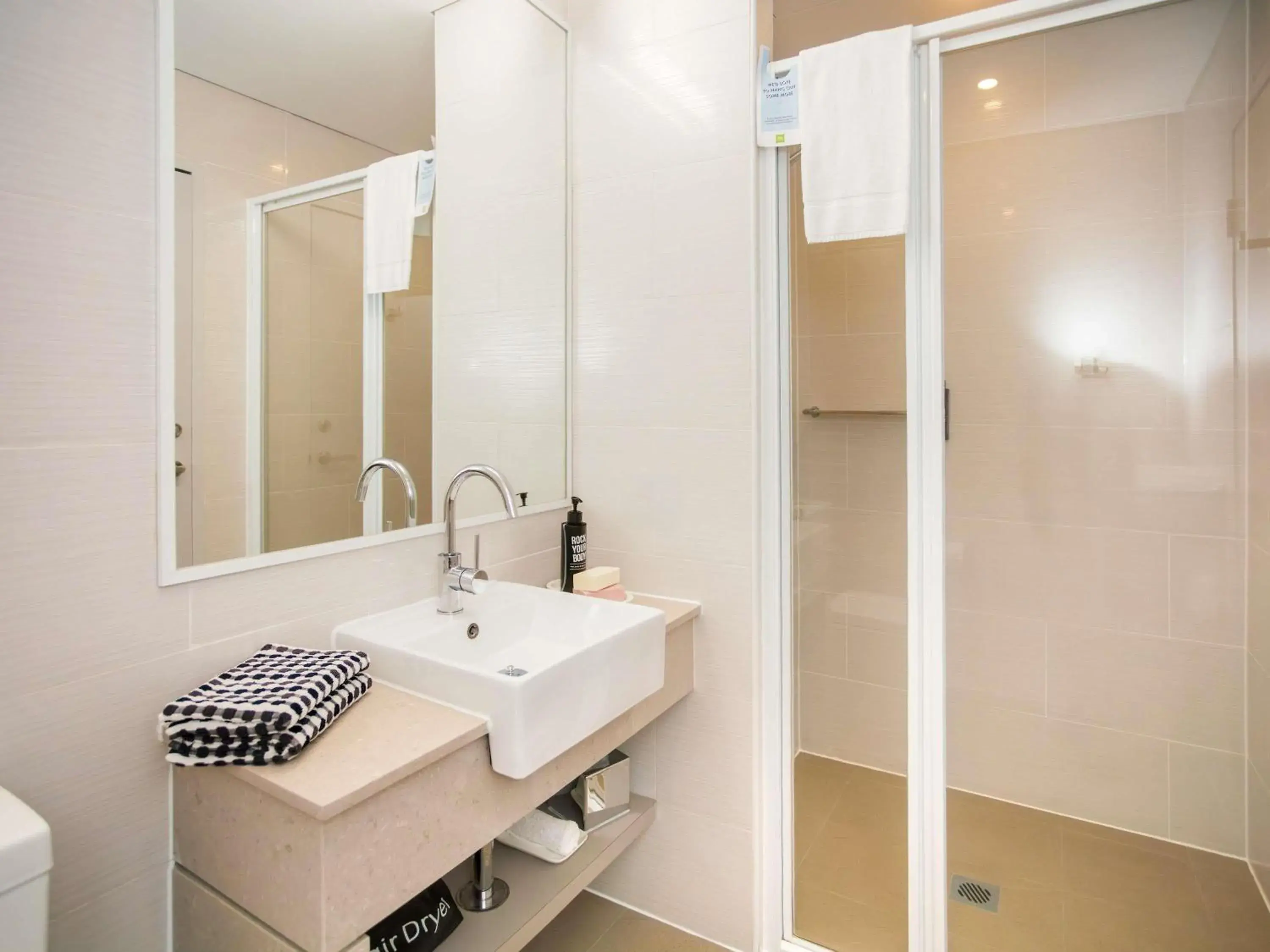 Standard Twin Room in Ibis Styles The Entrance Standard Twin Room in Ibis Styles The Entrance