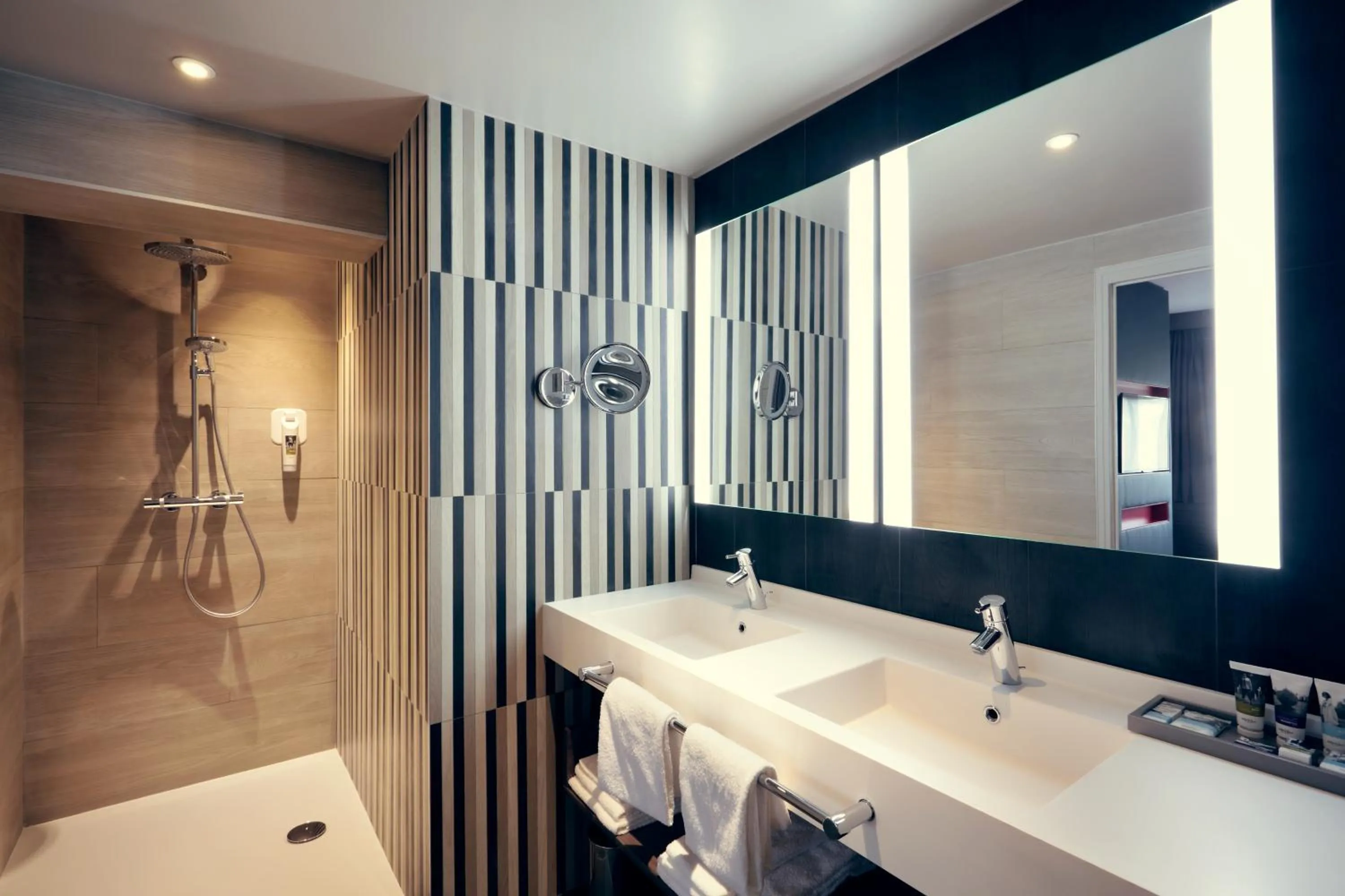 Shower in Mercure Orange Centre A7/A9