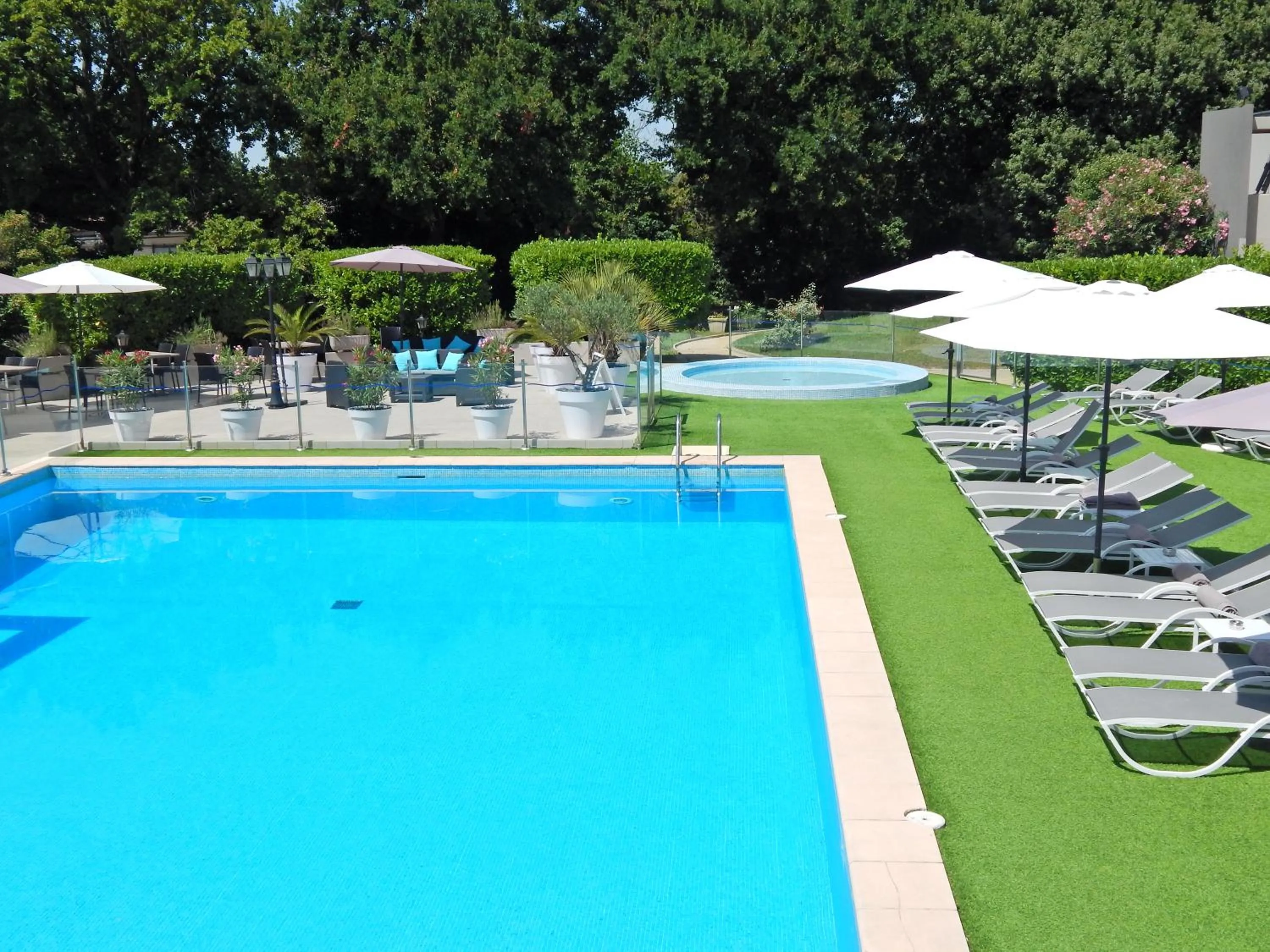 Swimming pool in Mercure Orange Centre A7/A9