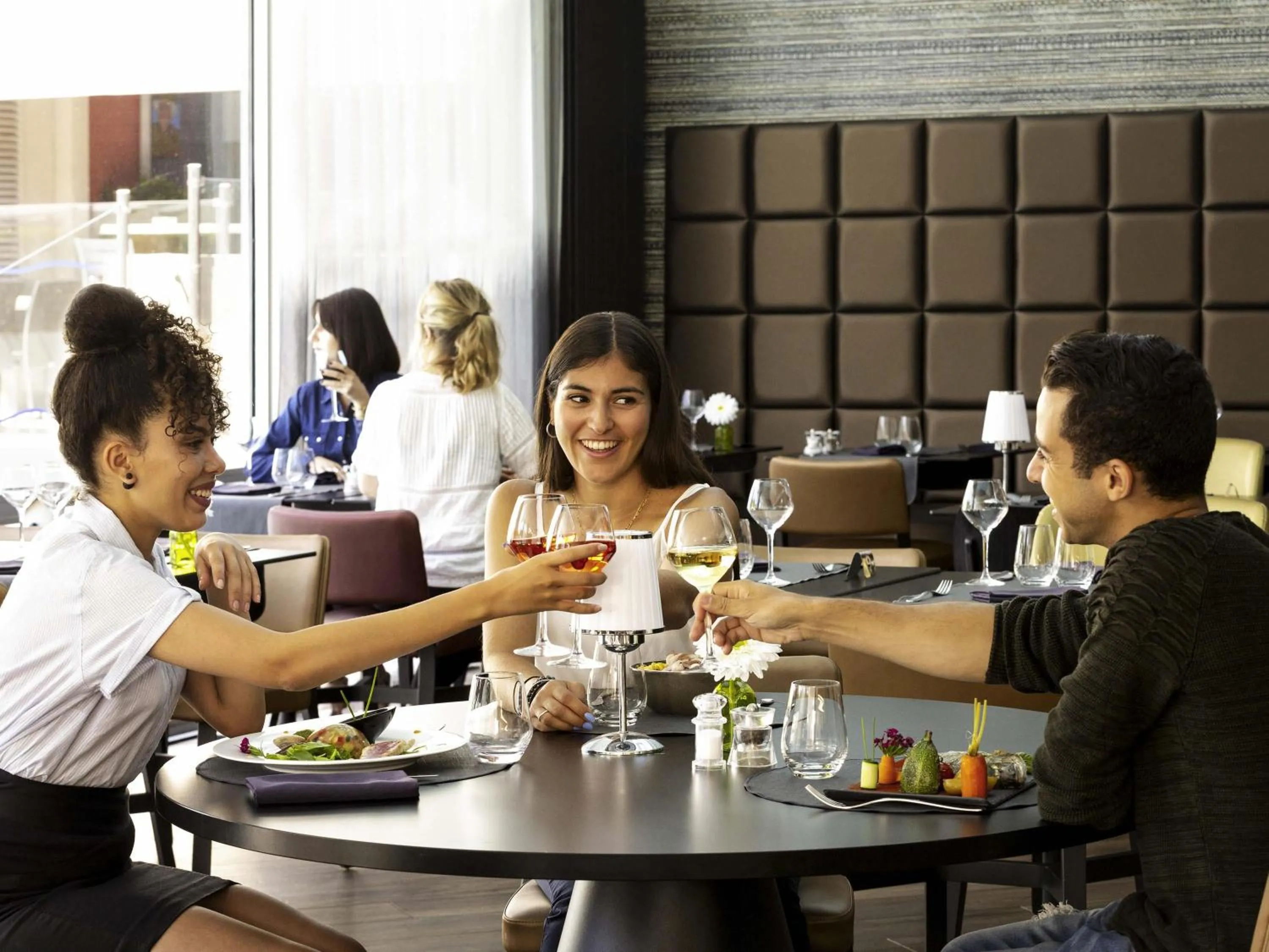 Restaurant/places to eat in Mercure Orange Centre A7/A9