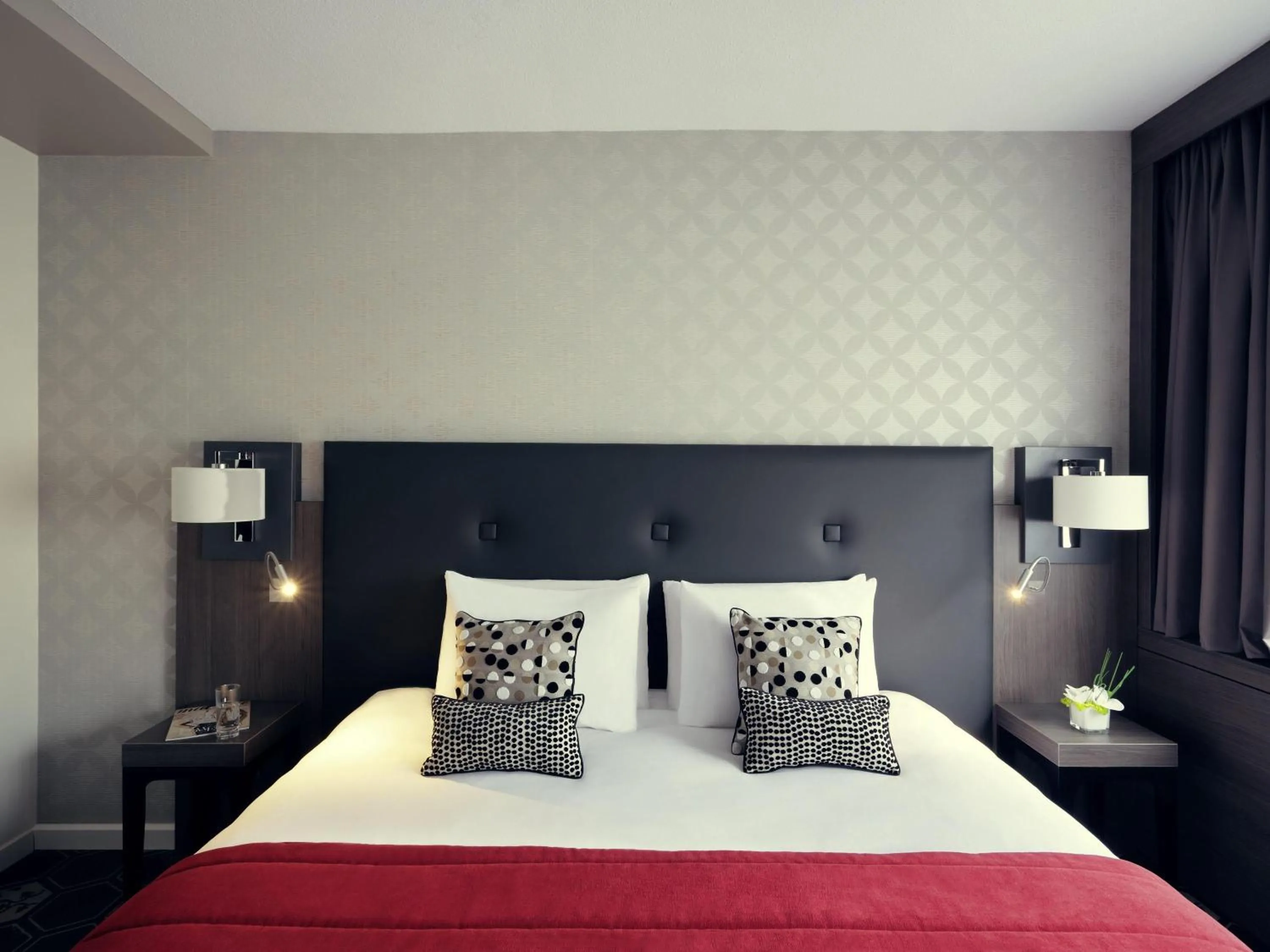 Bedroom, Bed in Mercure Orange Centre A7/A9