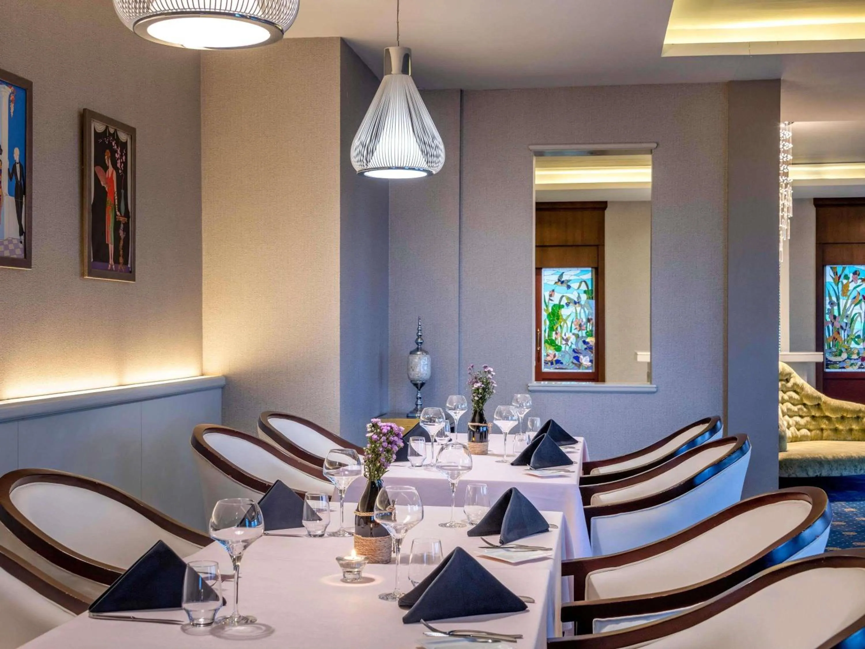 Restaurant/places to eat in Novotel Yangon Max