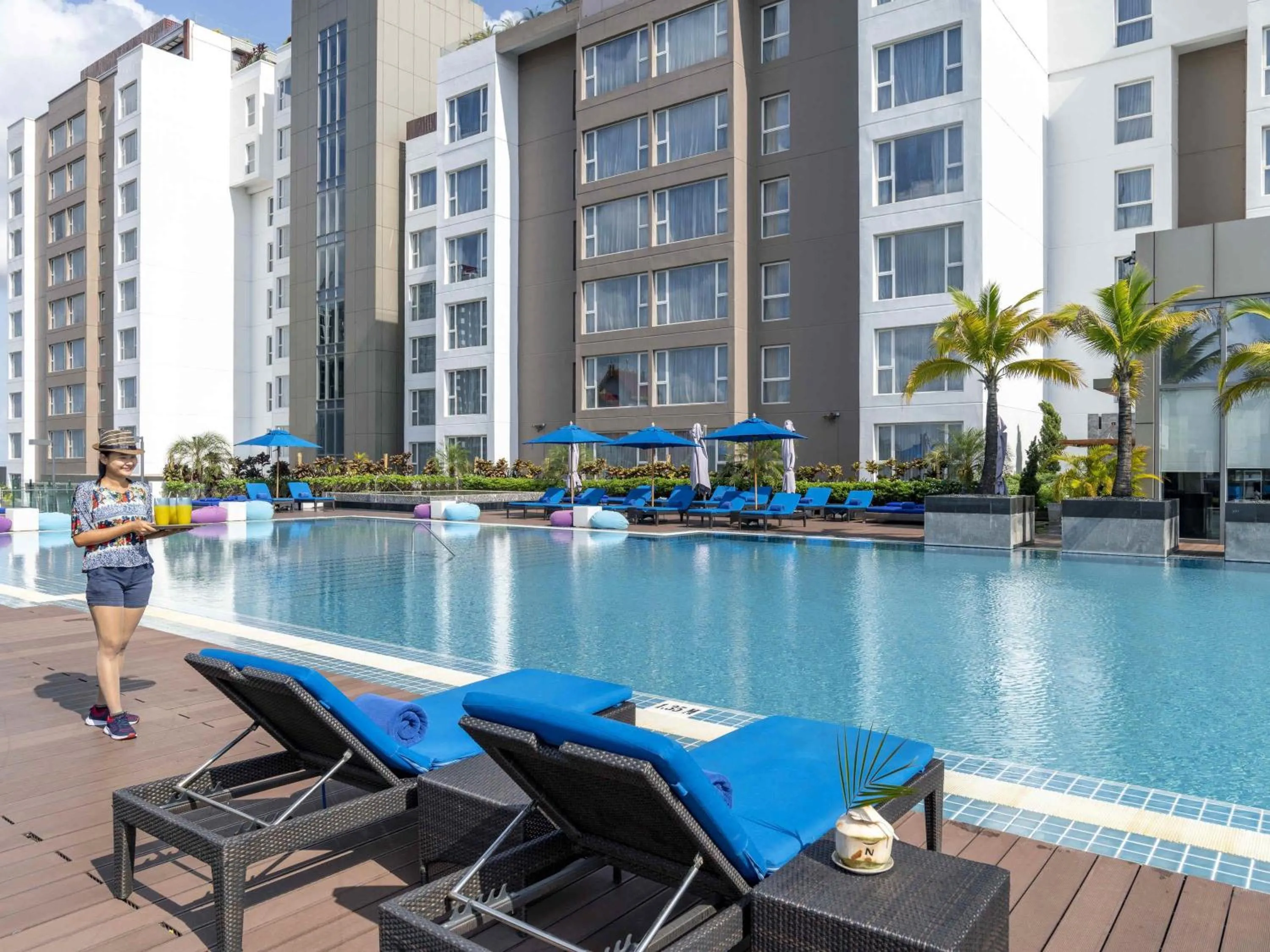 Lounge or bar in Novotel Yangon Max