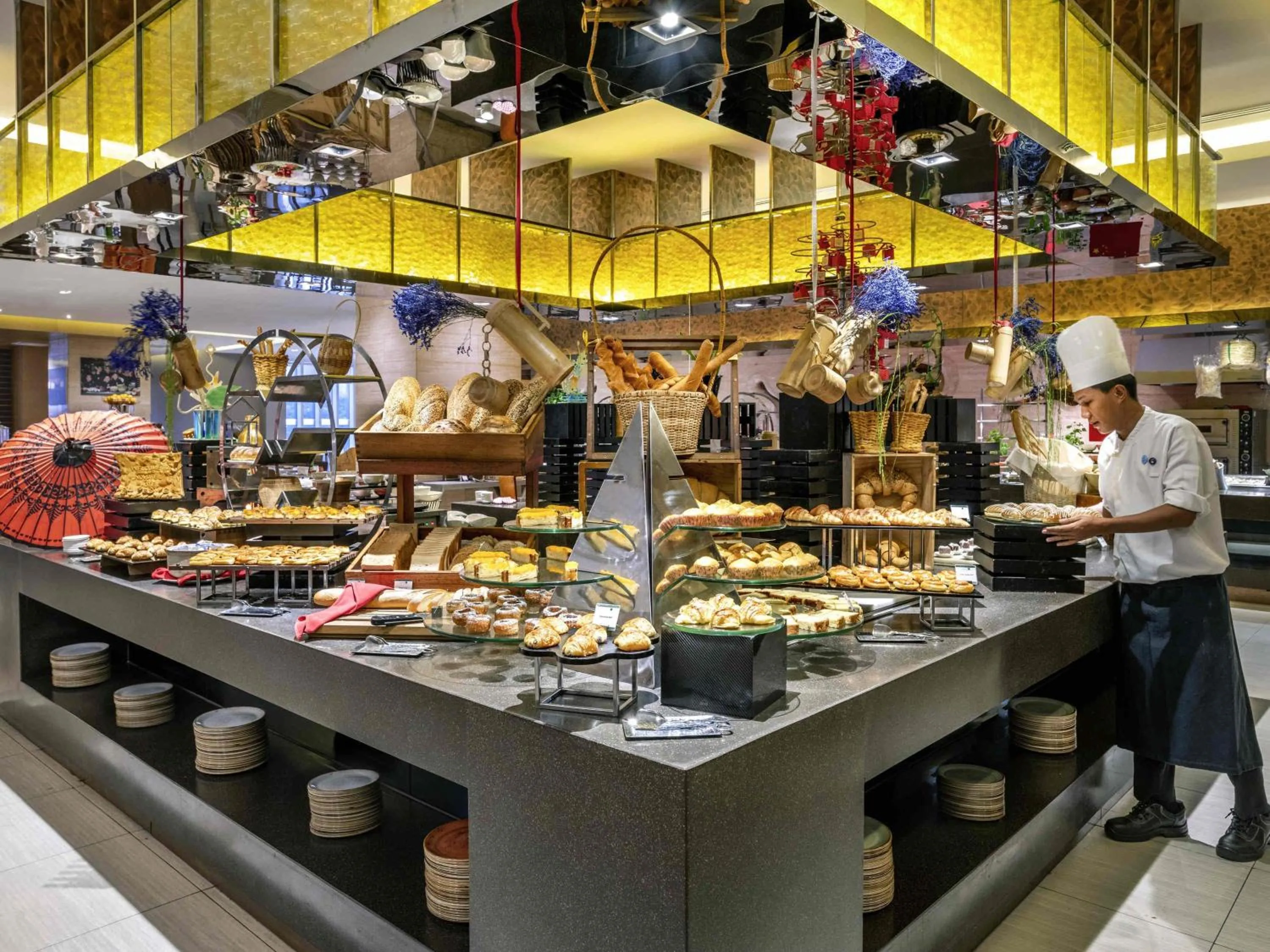 Restaurant/places to eat in Novotel Yangon Max