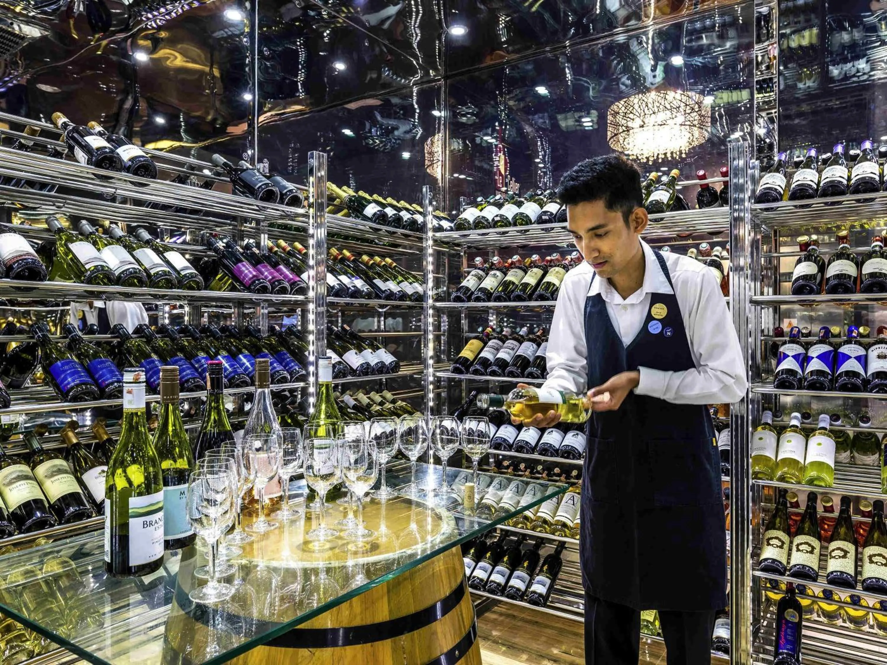 Lounge or bar in Novotel Yangon Max