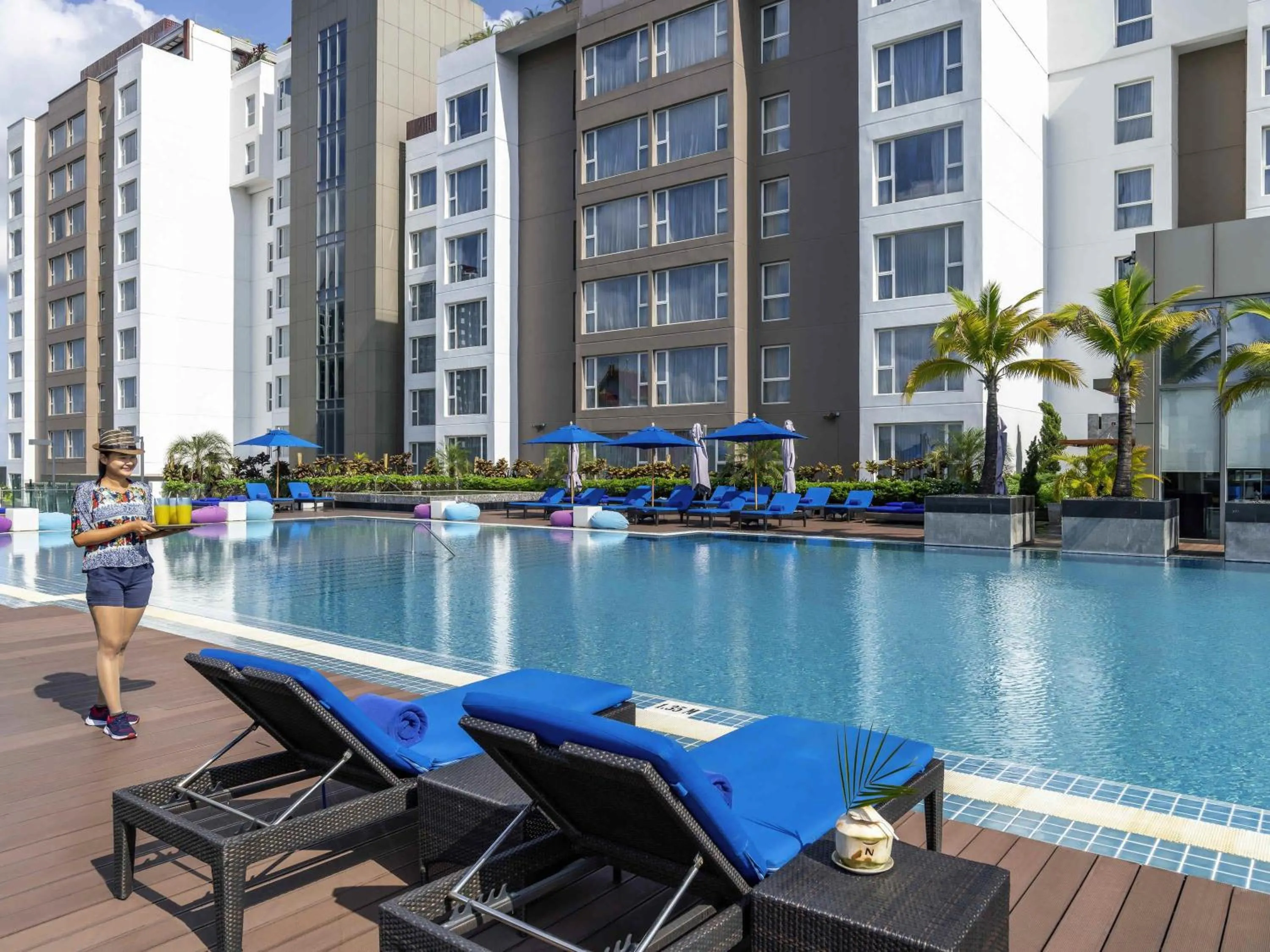 Lounge or bar in Novotel Yangon Max