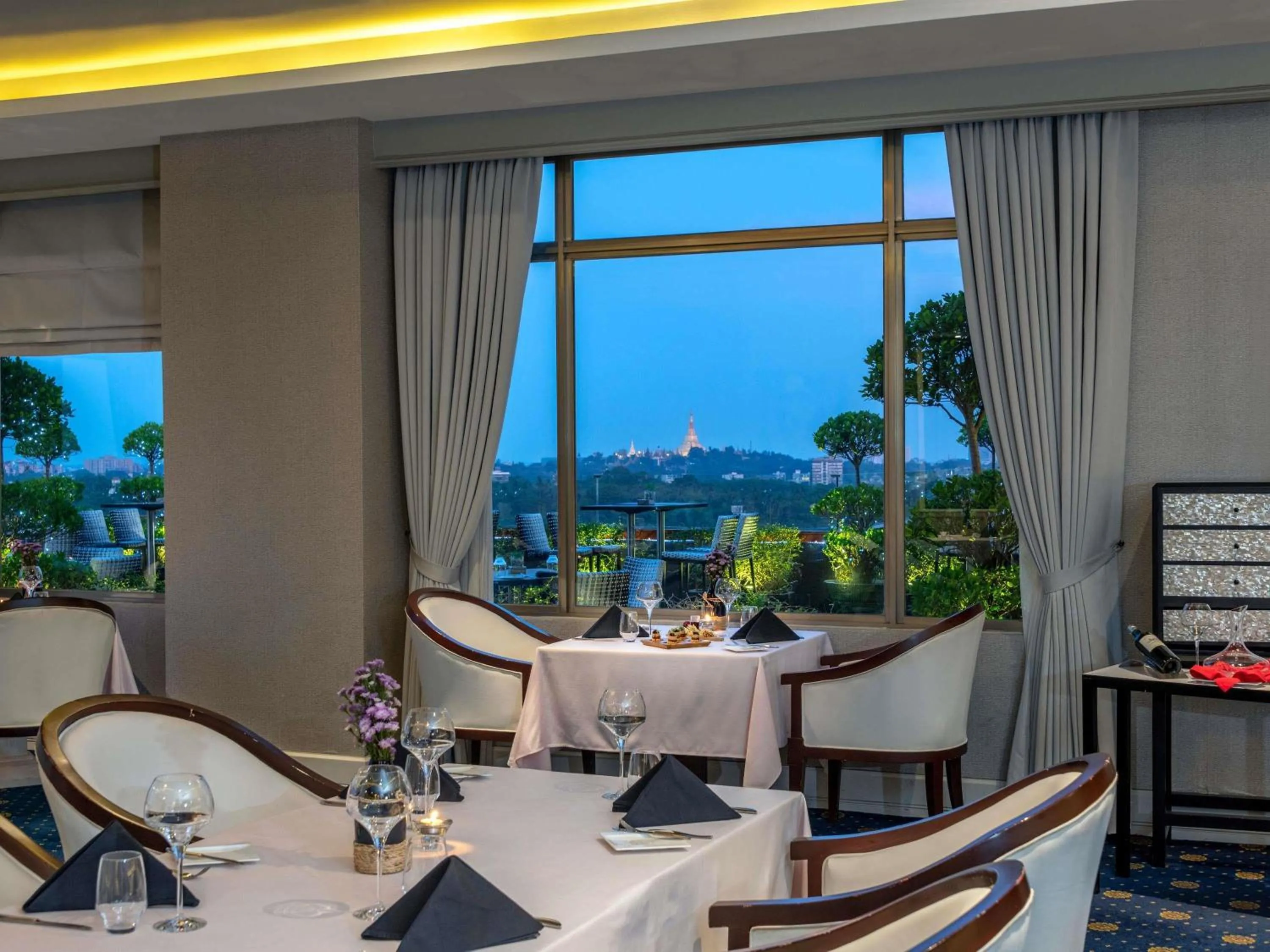 Restaurant/places to eat in Novotel Yangon Max