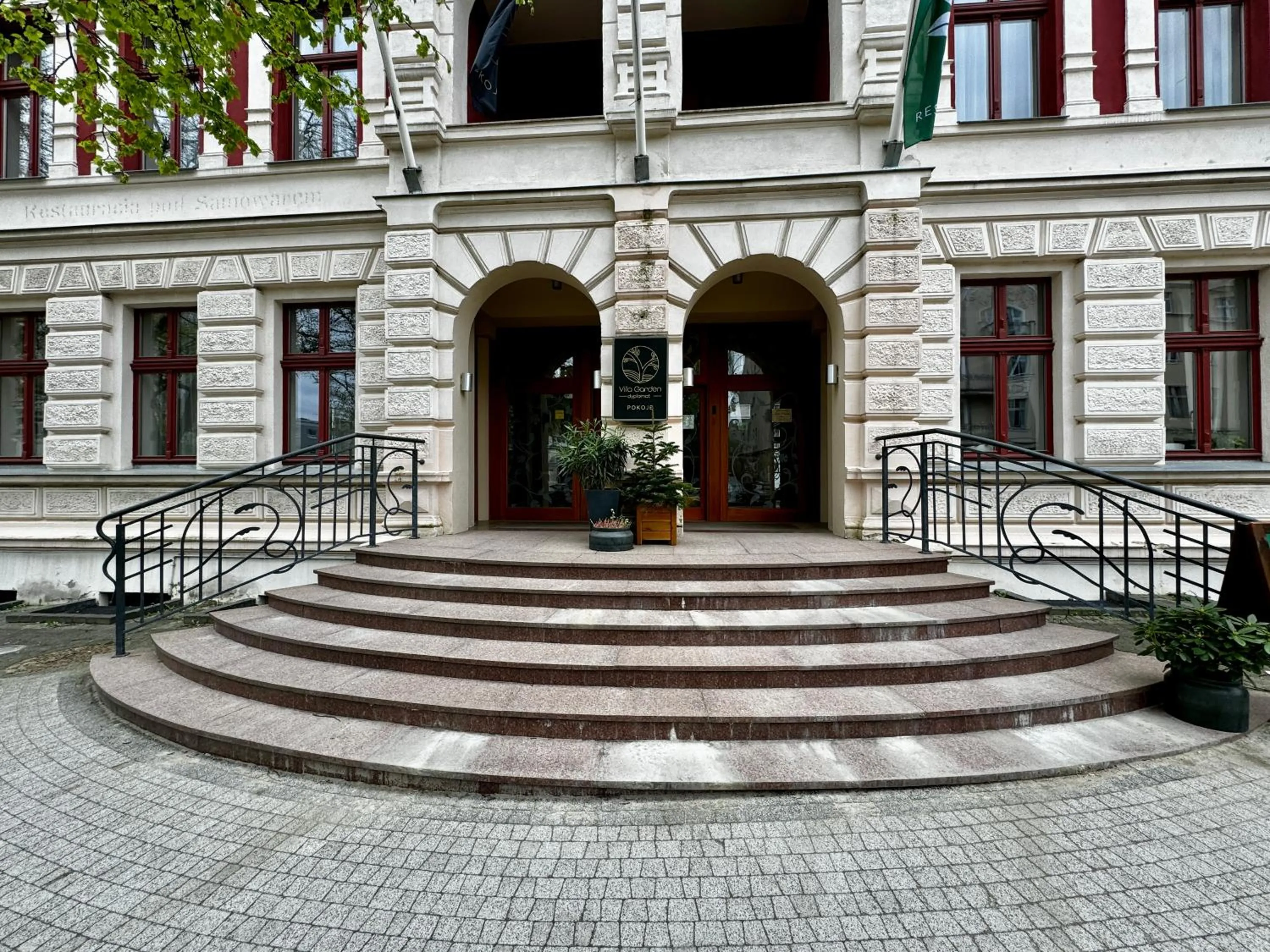 Facade/entrance in DK Dyplomat