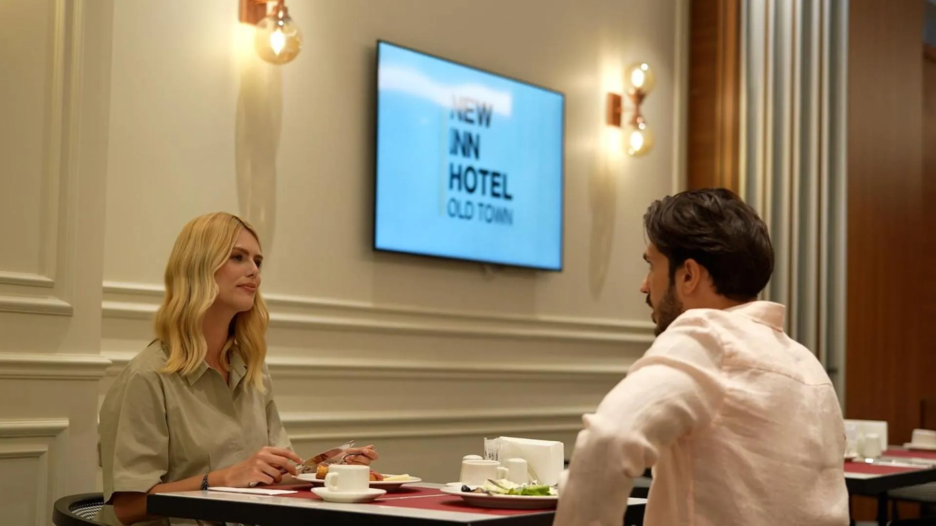 Restaurant/places to eat in New Inn Hotel Old Town