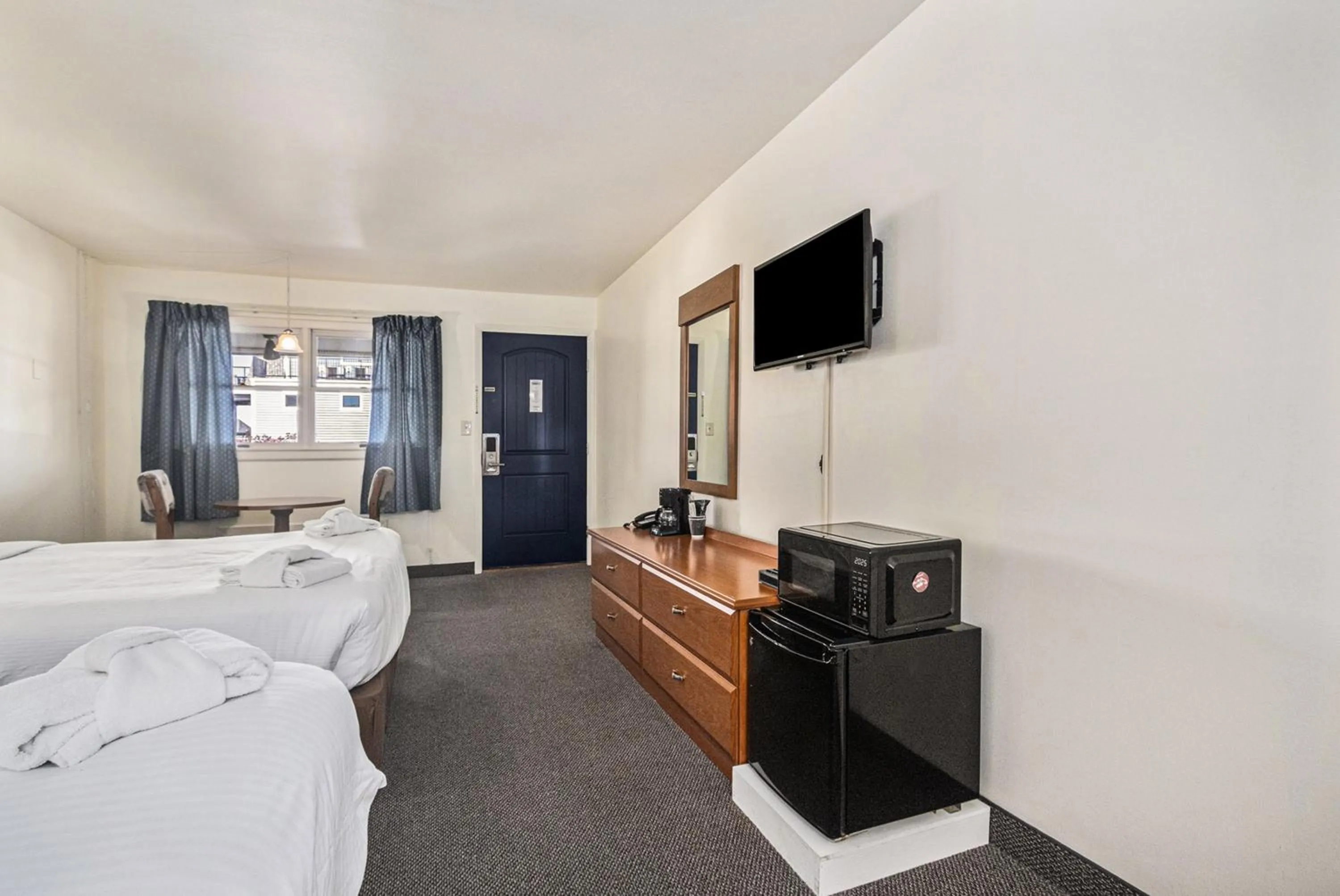 Bedroom, Bed in Ludington Pier House