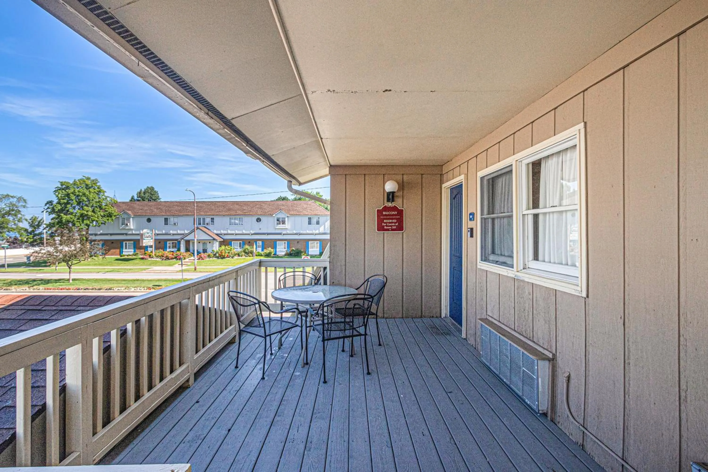 Facade/entrance in Ludington Pier House