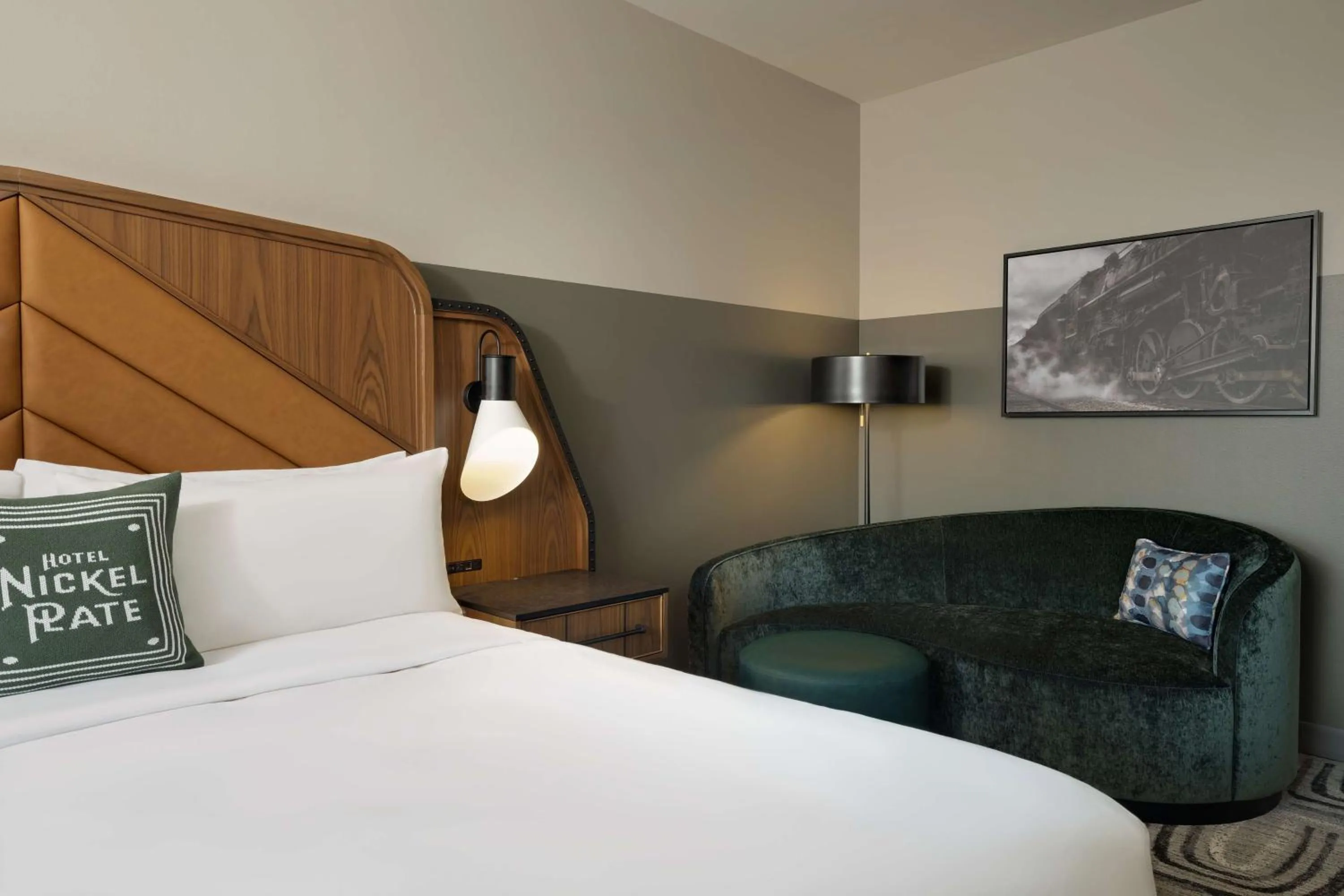 Living room, Bed in Hotel Nickel Plate Fishers, Tapestry Collection By Hilton