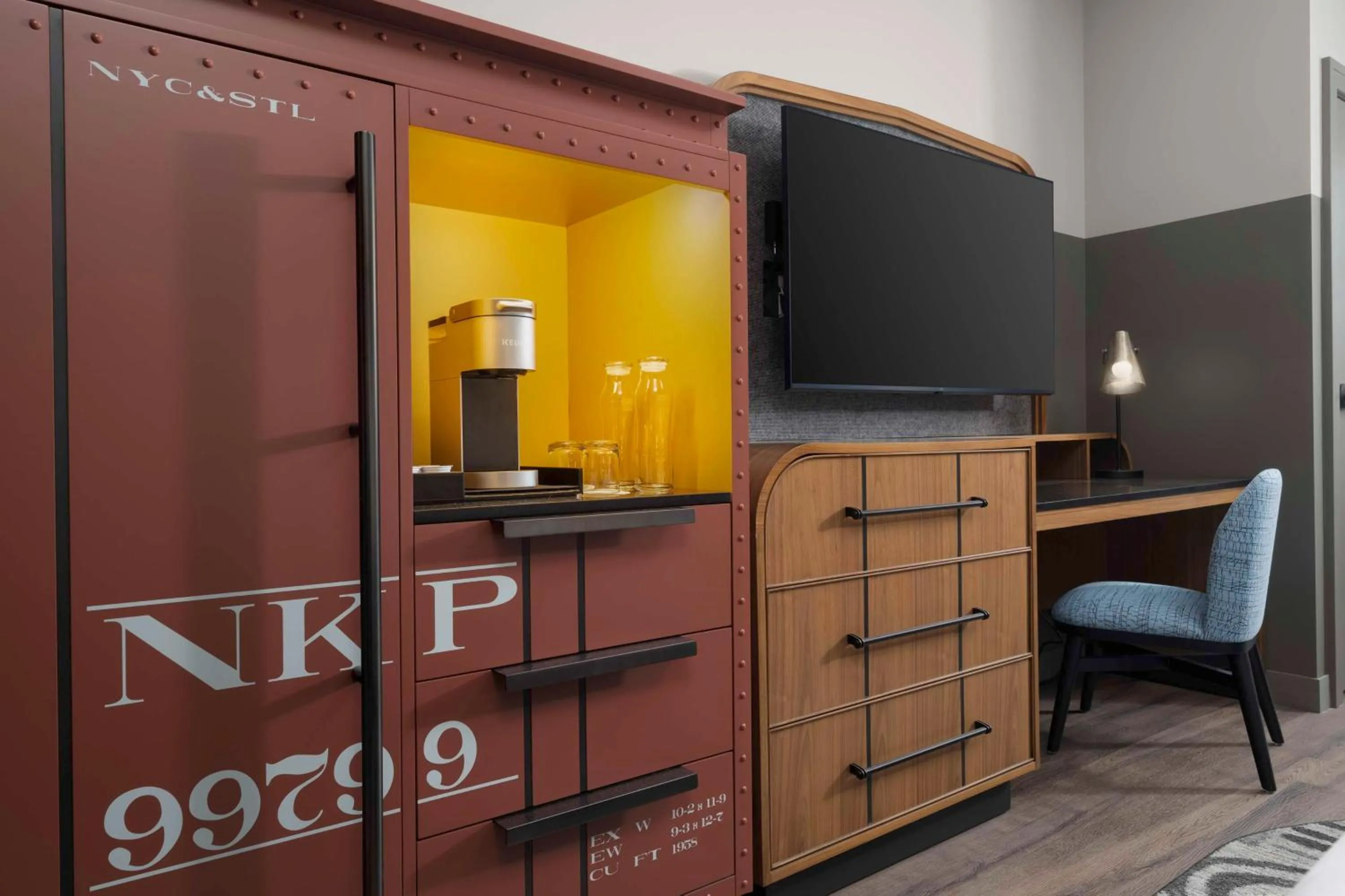 Bedroom in Hotel Nickel Plate Fishers, Tapestry Collection By Hilton