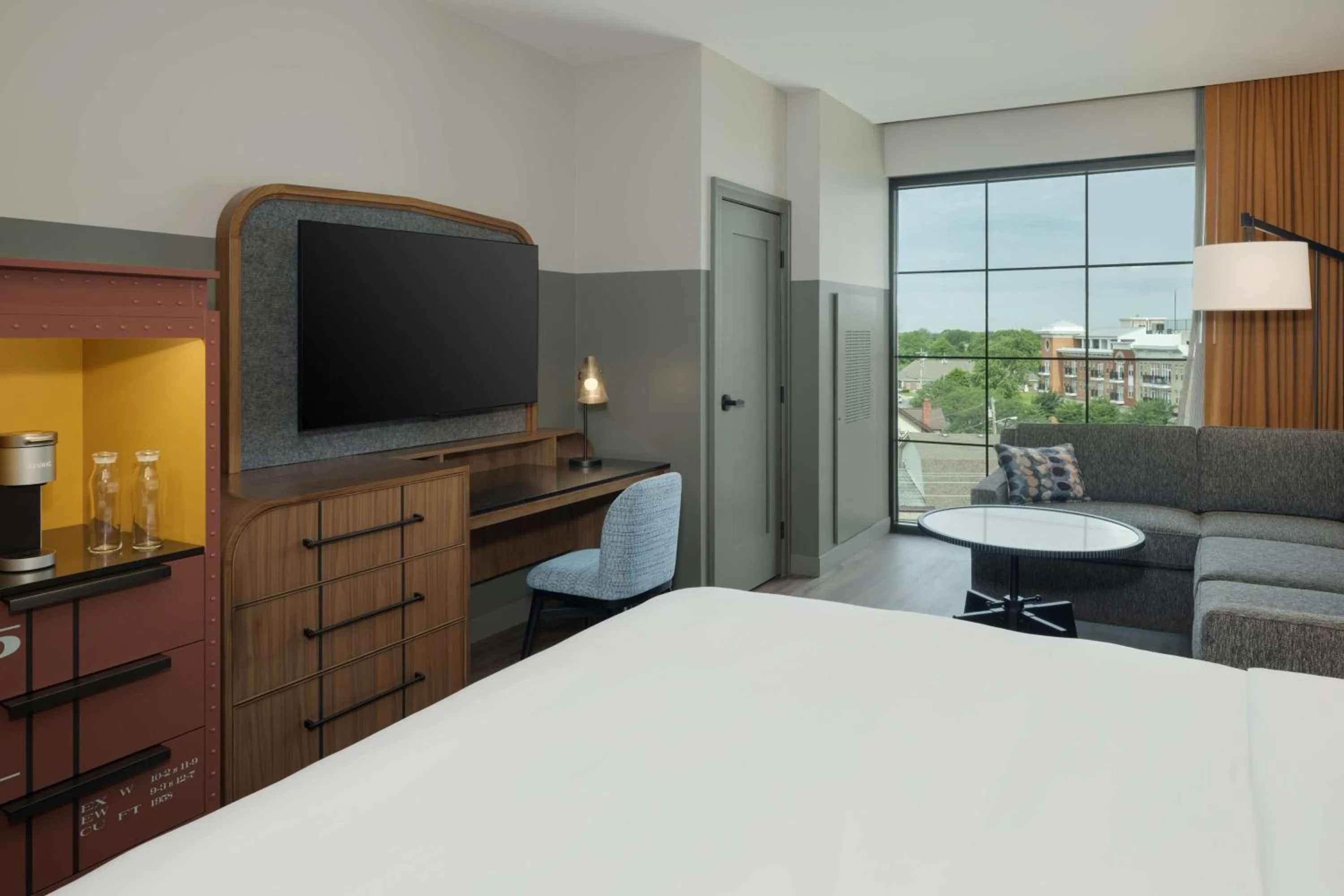 Bedroom, Bed in Hotel Nickel Plate Fishers, Tapestry Collection By Hilton