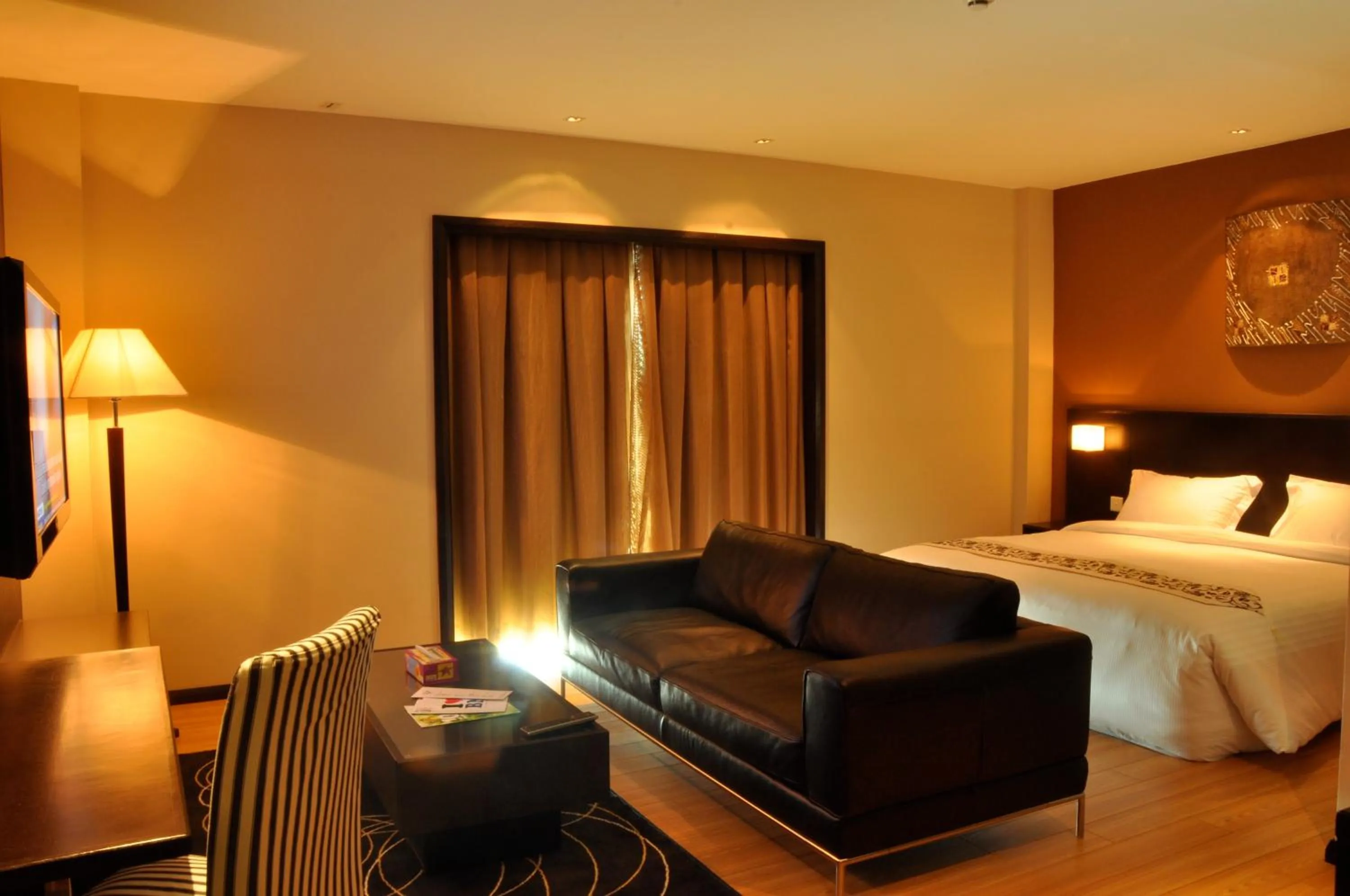 Living room, Bed in Tat Place Hotel