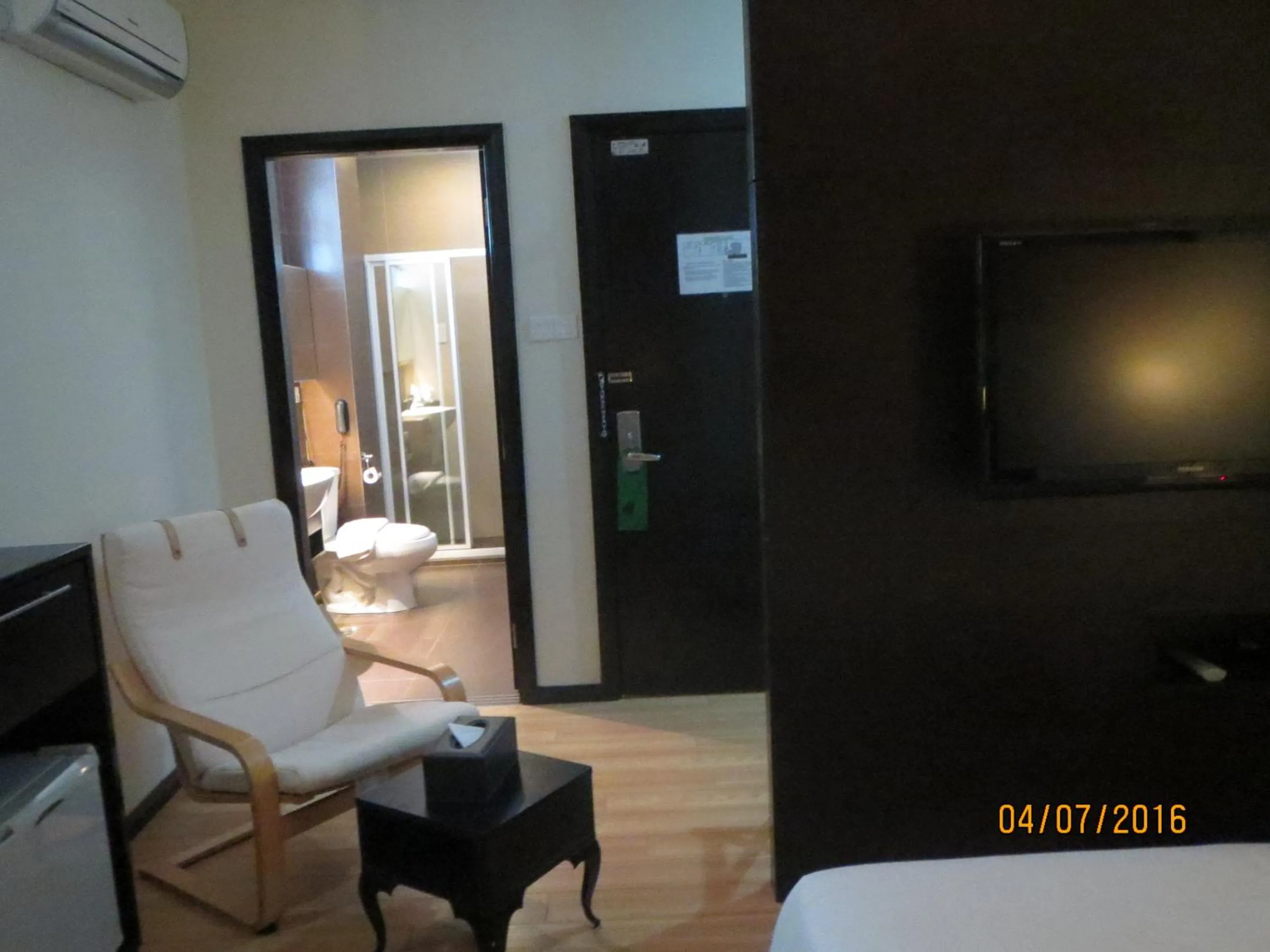 Bathroom, Bed in Tat Place Hotel