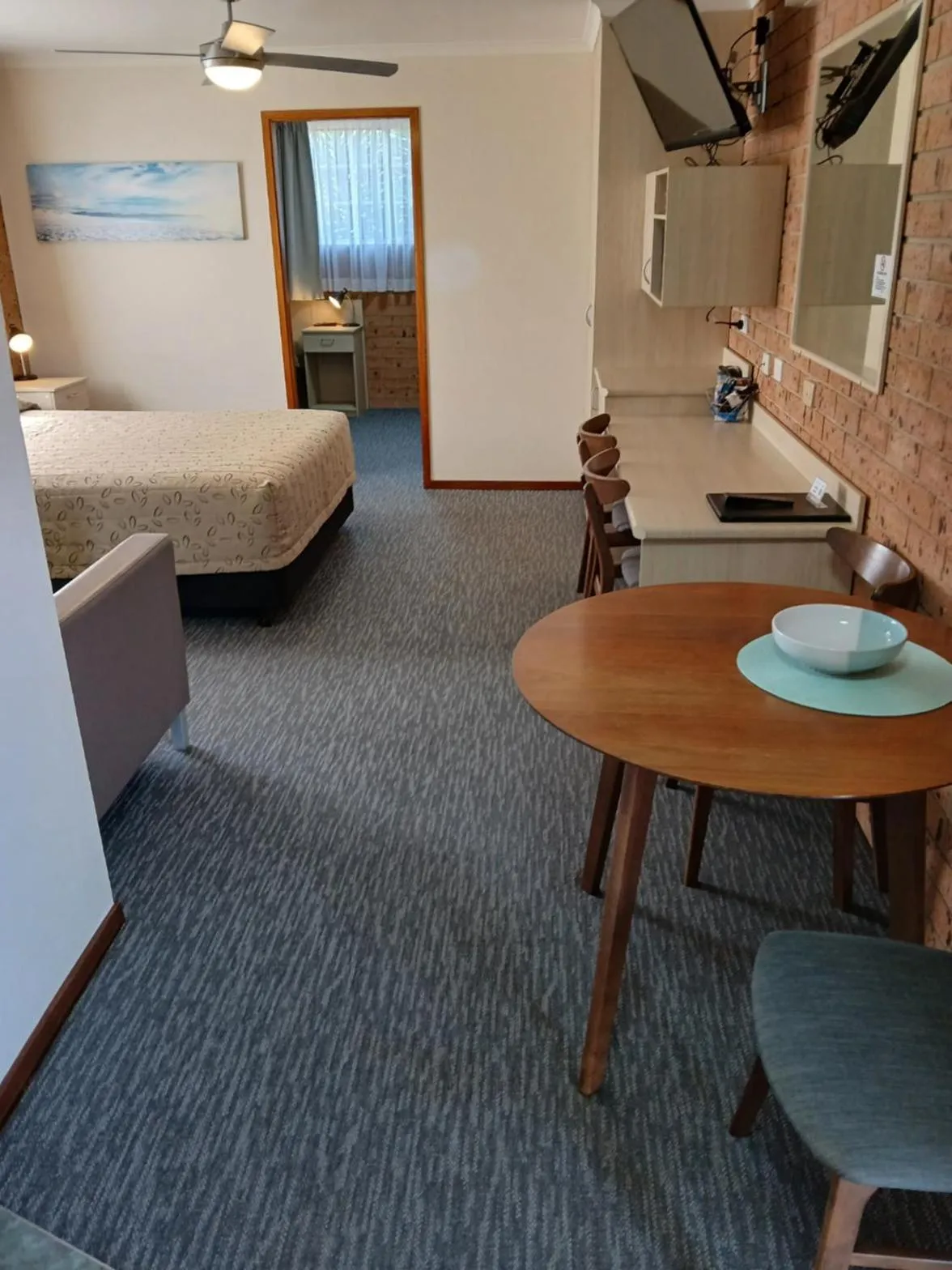 Photo of the whole room, Bed in Cardiff Motor Inn