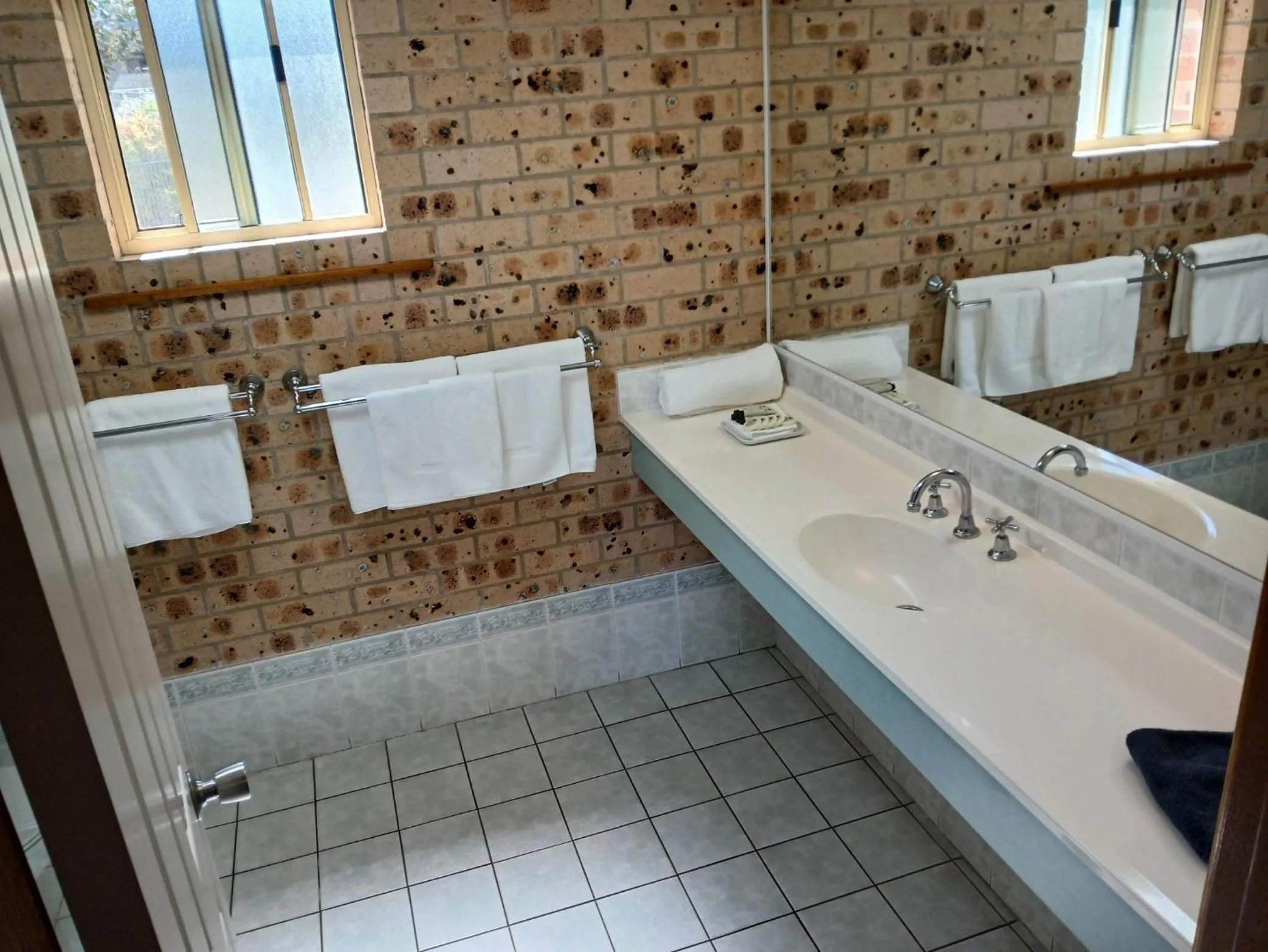 Bathroom in Cardiff Motor Inn