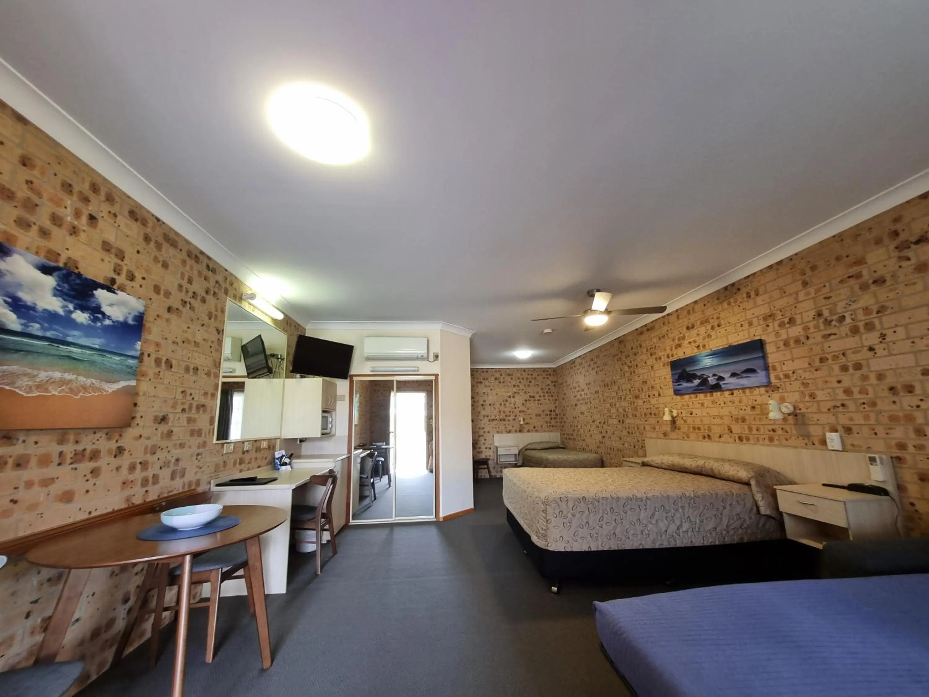 Bed in Cardiff Motor Inn