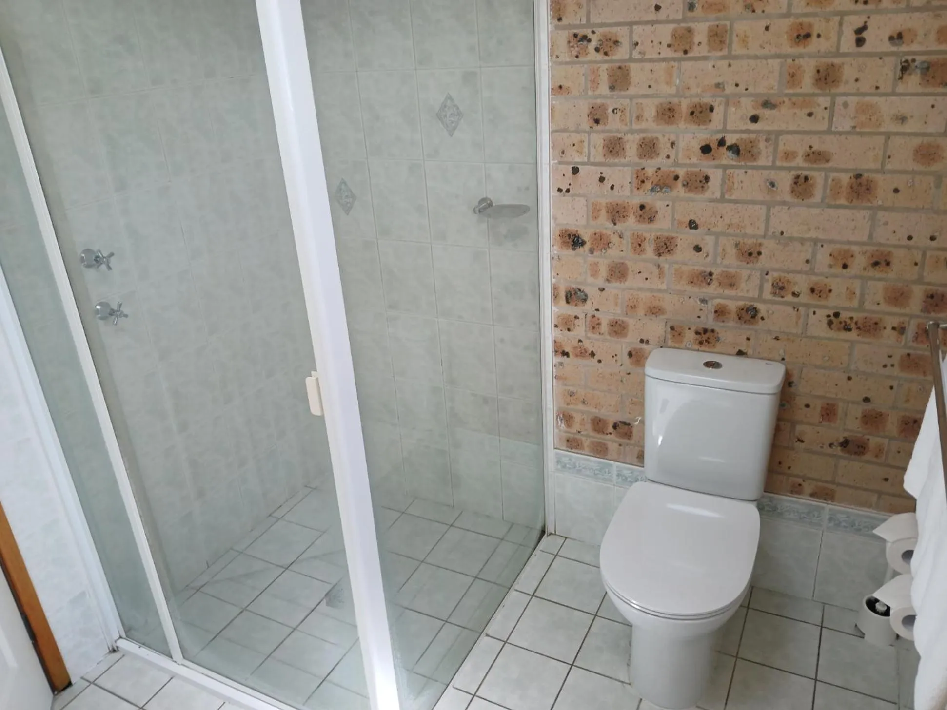 Shower in Cardiff Motor Inn