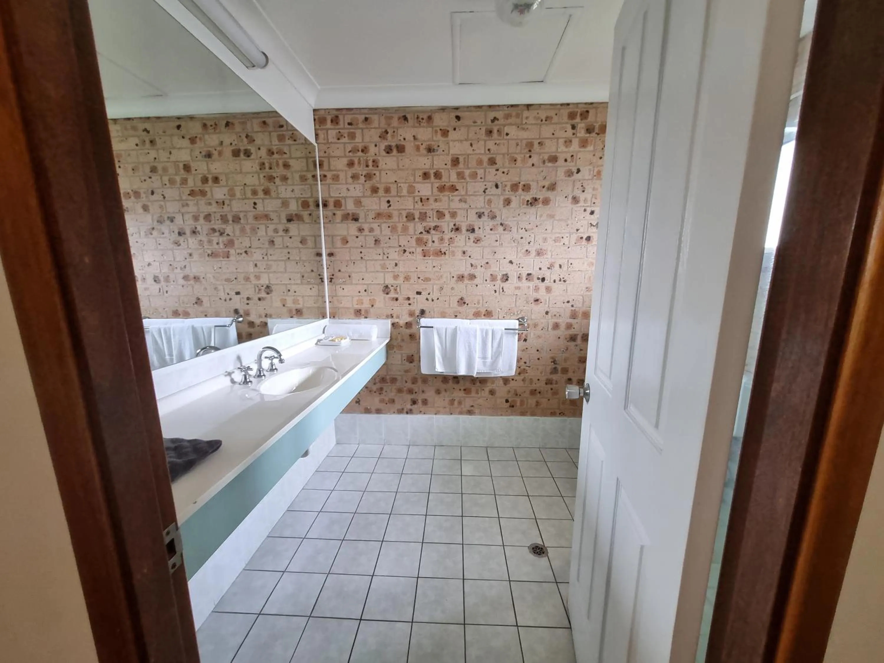 Bathroom in Cardiff Motor Inn