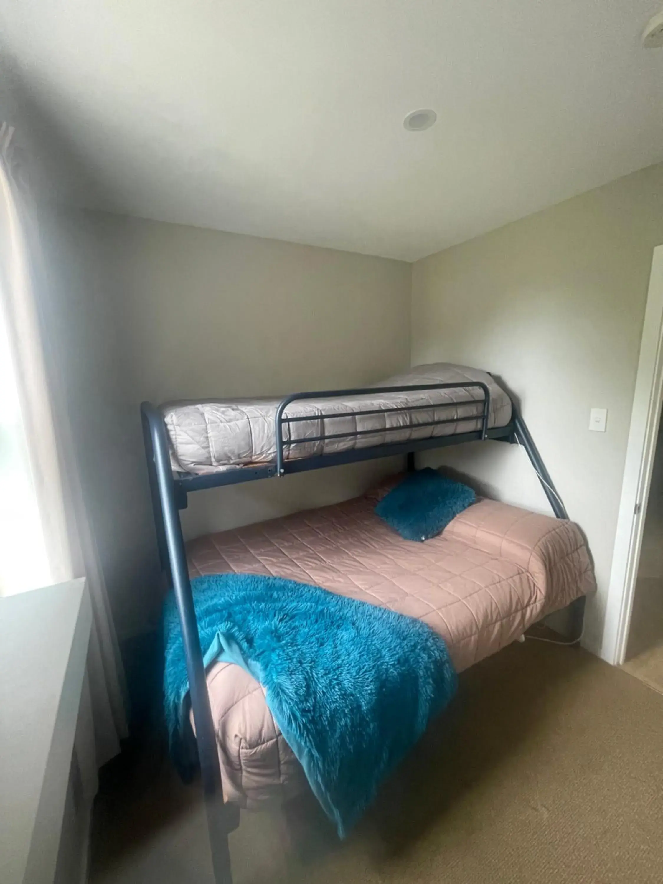 Bunk Bed with Shared Facilities - single occupancy in Springfield Motel and Lodge Bunk Bed with Shared Facilities - single occupancy in Springfield Motel and Lodge