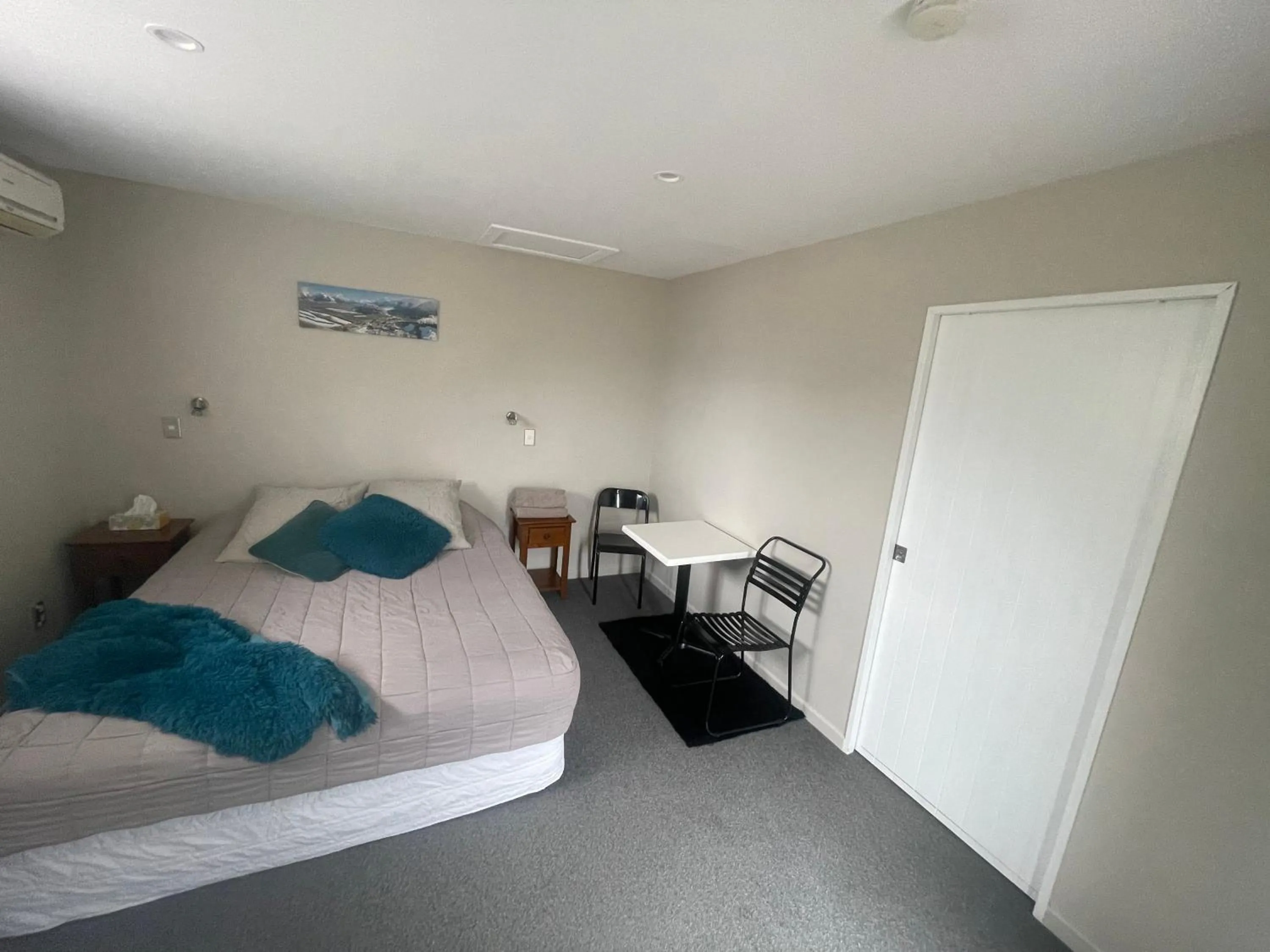 Bed in Springfield Motel and Lodge