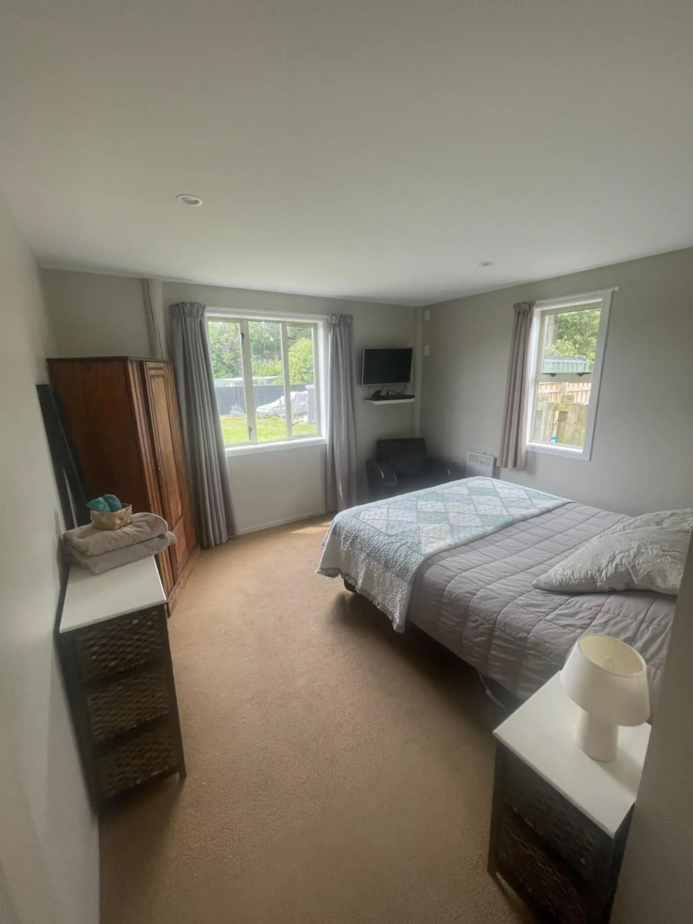 Queen Room with Shared Facilities in Springfield Motel and Lodge Queen Room with Shared Facilities in Springfield Motel and Lodge