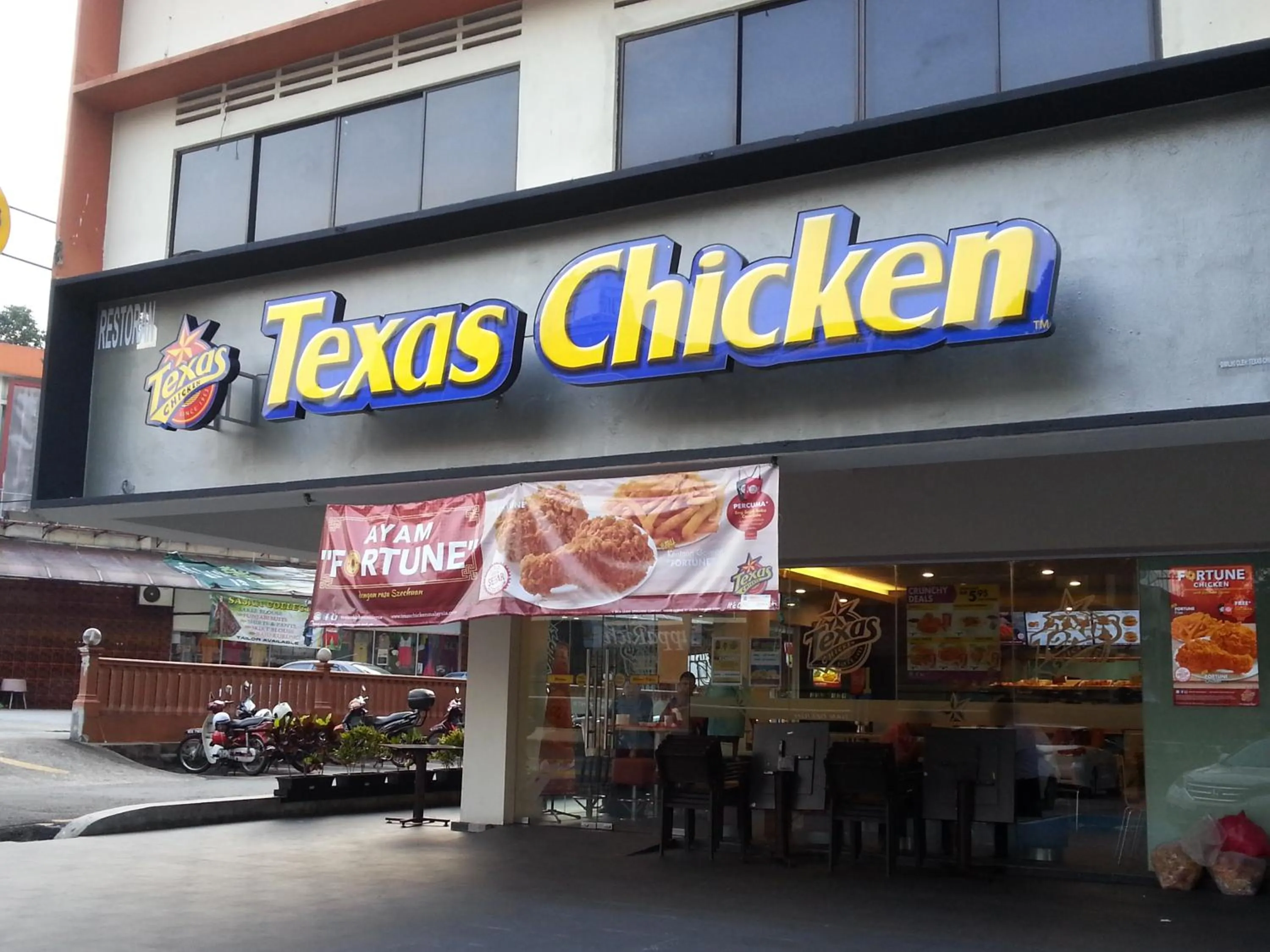 Restaurant/places to eat in Hotel Strawberry Fields