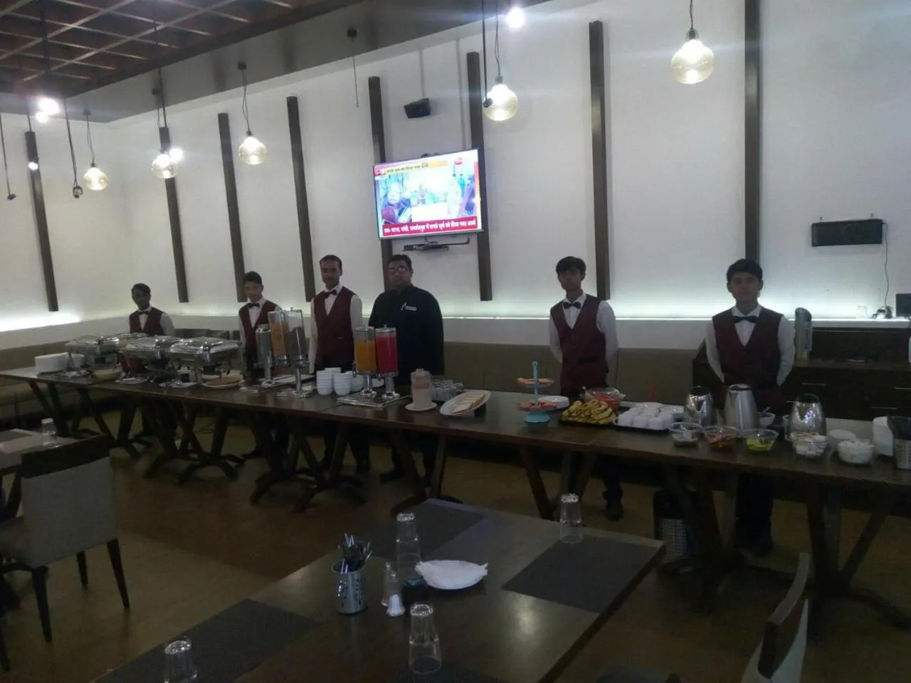 Restaurant/places to eat in Hotel Aram